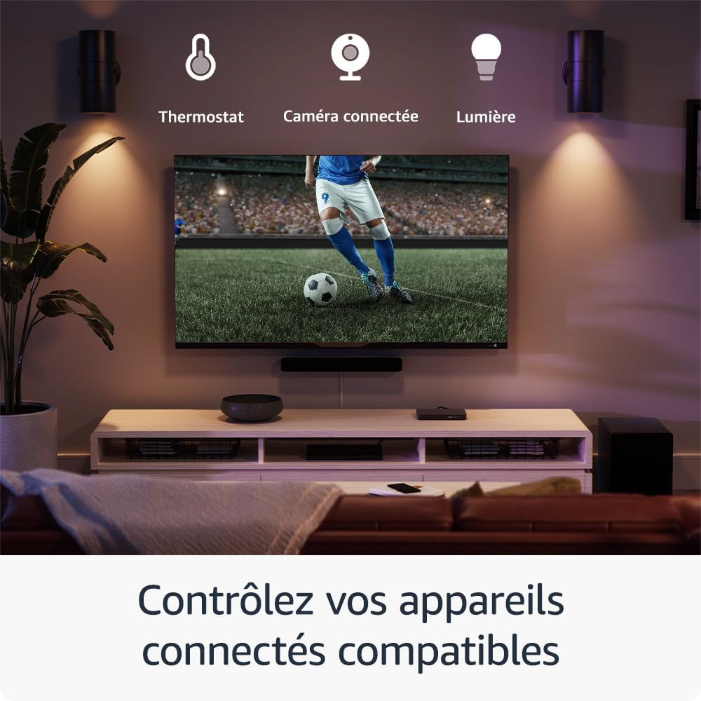 Salon avec une télévision affichant un match de football et des icônes d'appareils connectés au-dessus.