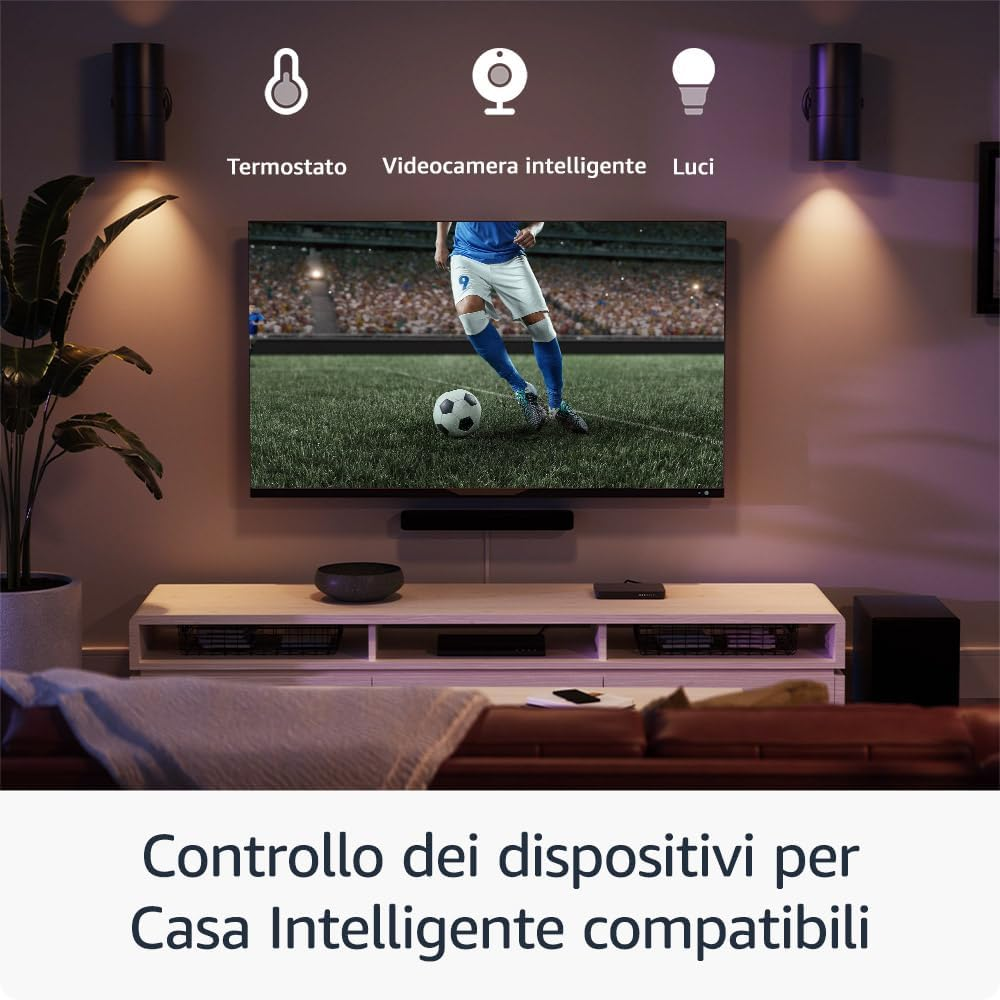 TV con calcio, icone smart home. Divano, pianta e soundbar visibili.