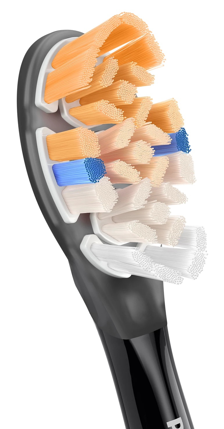 Zbliżenie główki szczoteczki do zębów z różnymi włosiami.