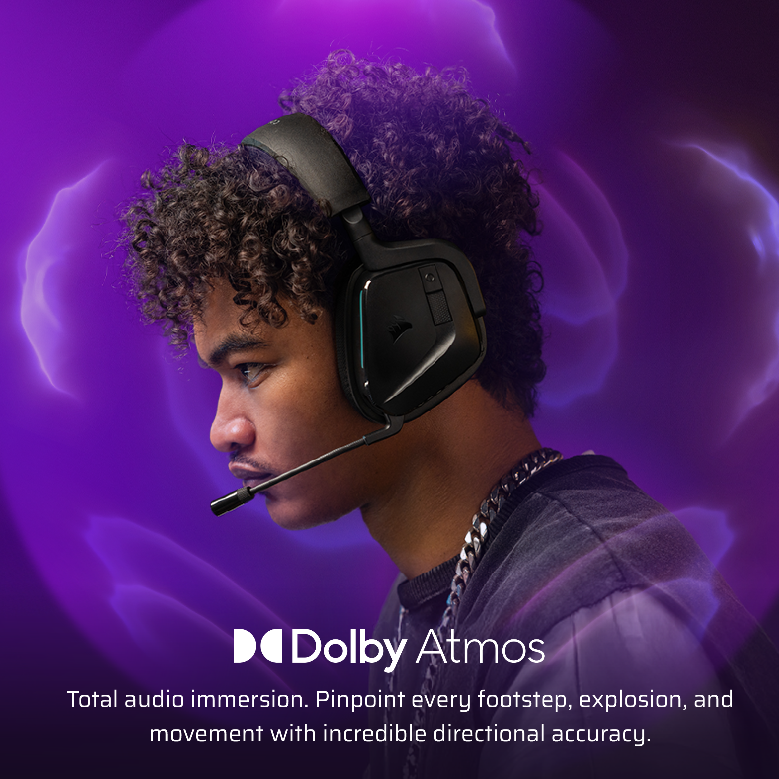 Ein Mann mit einem Headset, der auf einem violetten Hintergrund in die Kamera schaut.
