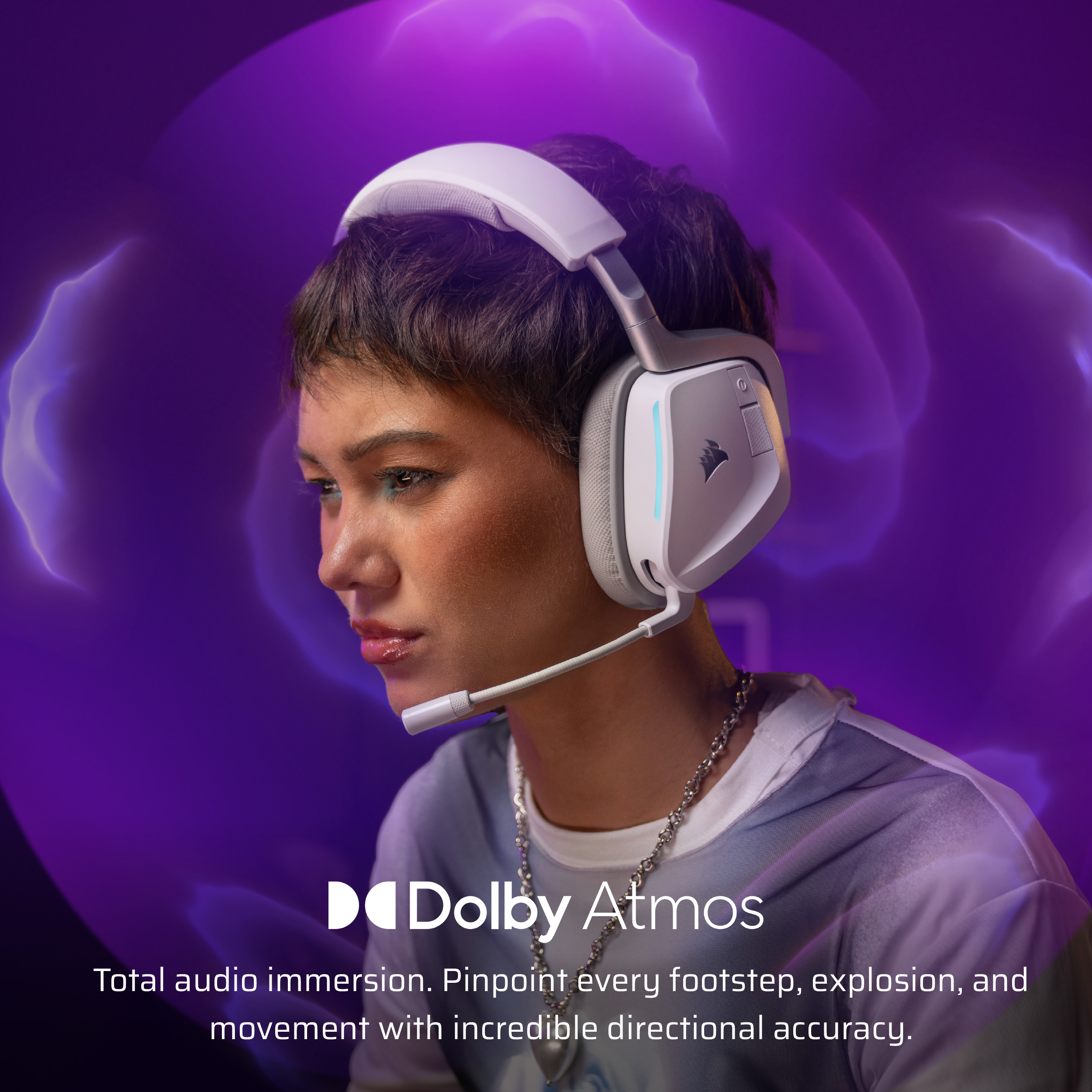 Une femme portant un casque blanc. Le texte Dolby Atmos est en bas avec le logo.