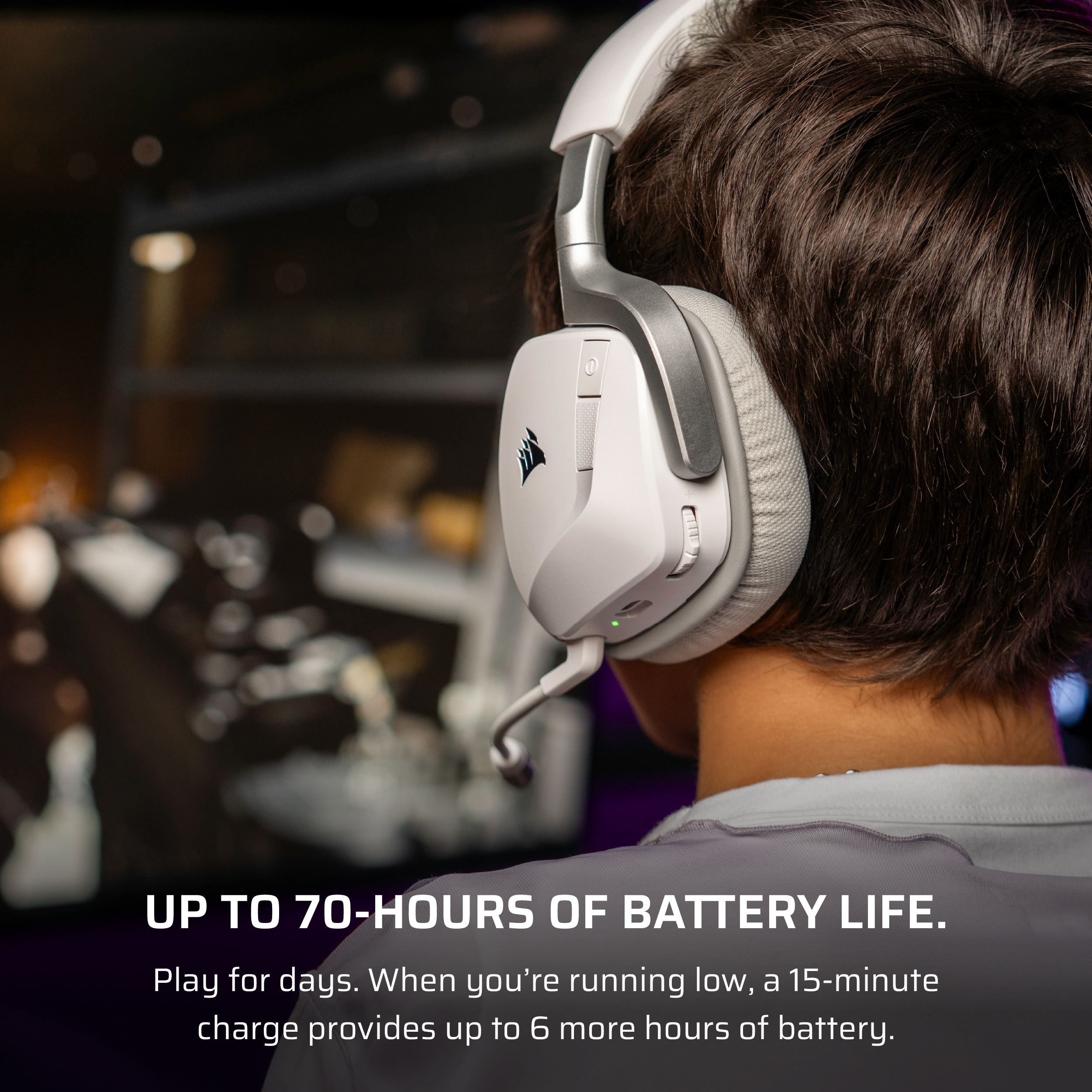 Personne portant un casque de jeu blanc avec un microphone.