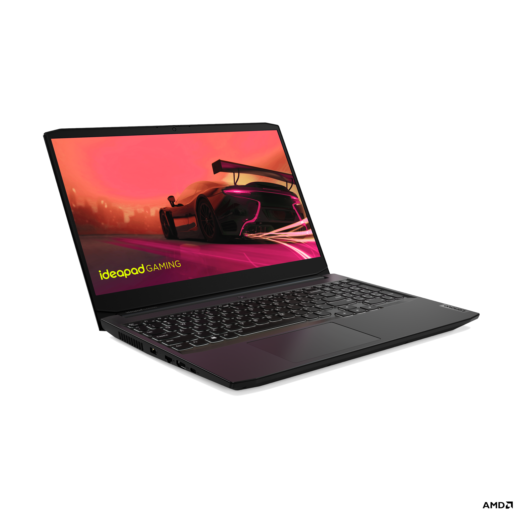 Araba yarışı sahnesi gösteren bir ekranla siyah bir Lenovo dizüstü bilgisayar, beyaz zemin üzerinde açık.