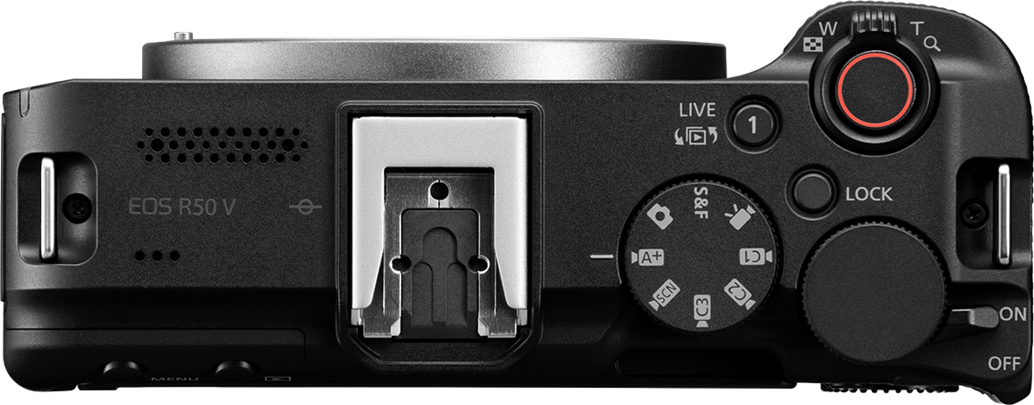 Vista dall'alto di una fotocamera nera, modello EOS R50 V, con vari pulsanti e quadranti, inclusi i controlli di alimentazione.