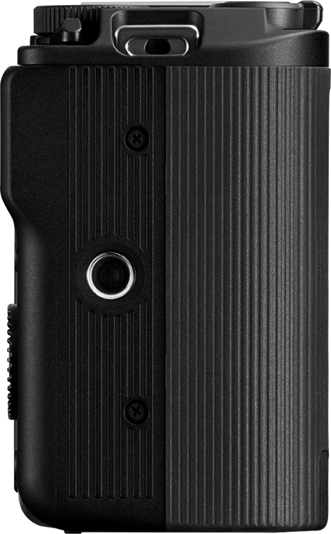Vue latérale d'un appareil photo noir. Comprend une poignée texturée, des vis, un bouton circulaire et un cadran supérieur.