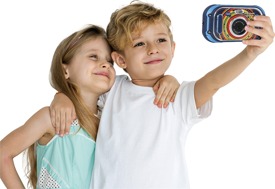 Zwei Kinder machen ein Selfie mit einer bunten Kamera, lächeln, weißer Hintergrund.