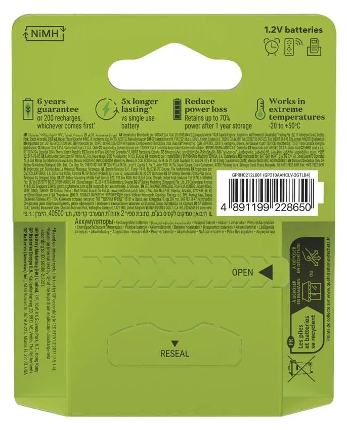 Robot do czyszczenia okien myjący okno z niebem w tle.