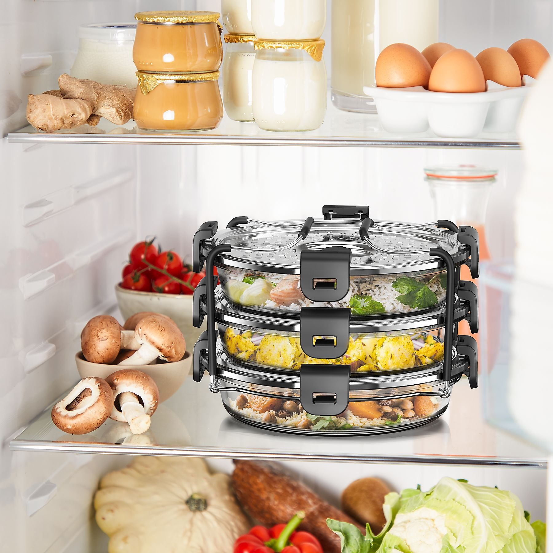 Wnętrze lodówki z produktami spożywczymi na półkach, w tym ułożone w stosy szklane pojemniki i świeże produkty.