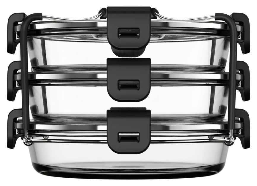 Sztaplowane przezroczyste szklane pojemniki z czarnymi klipsami, na białym tle.