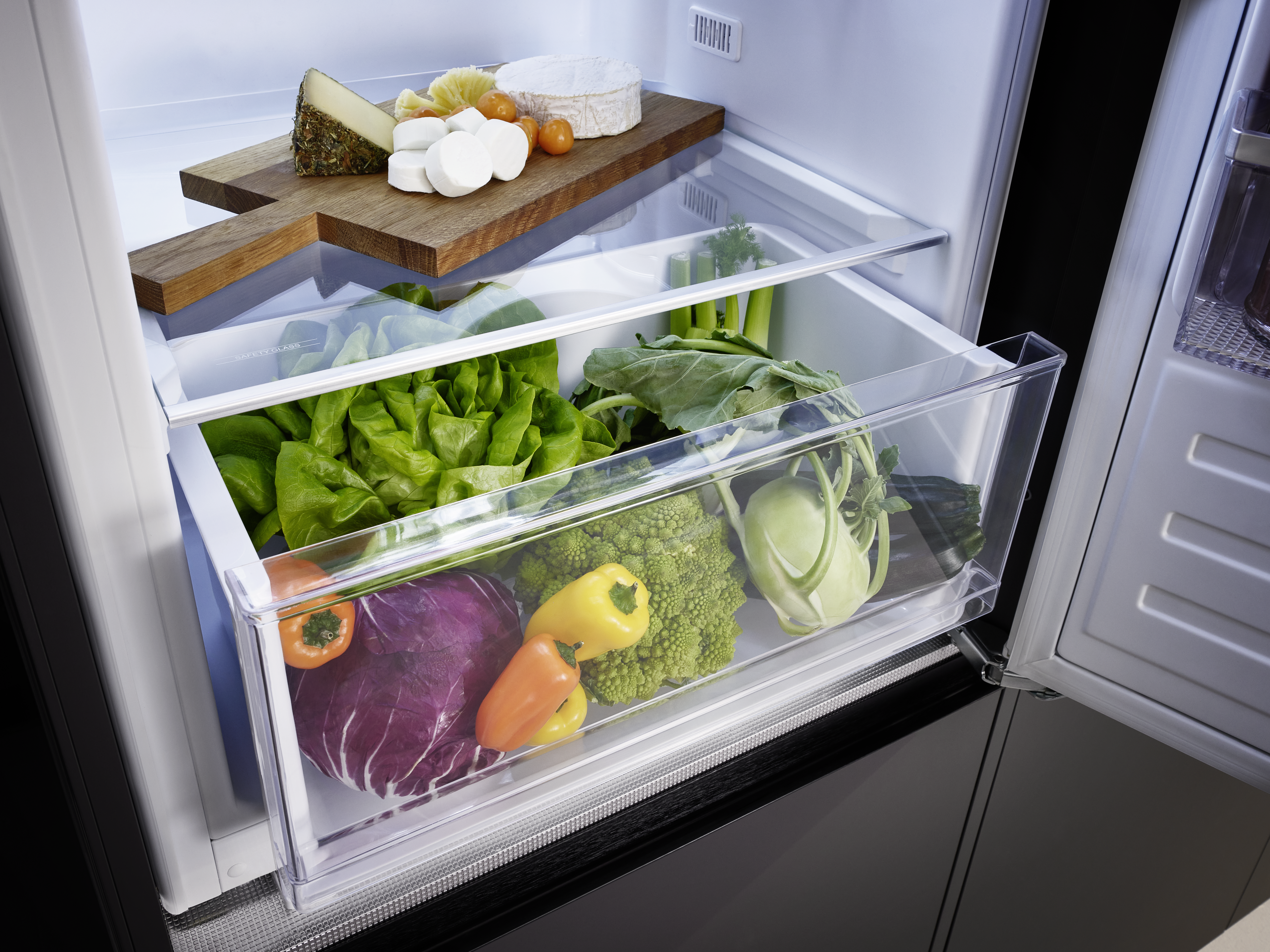 Im Kühlschrank, Gemüse und Käse werden präsentiert.