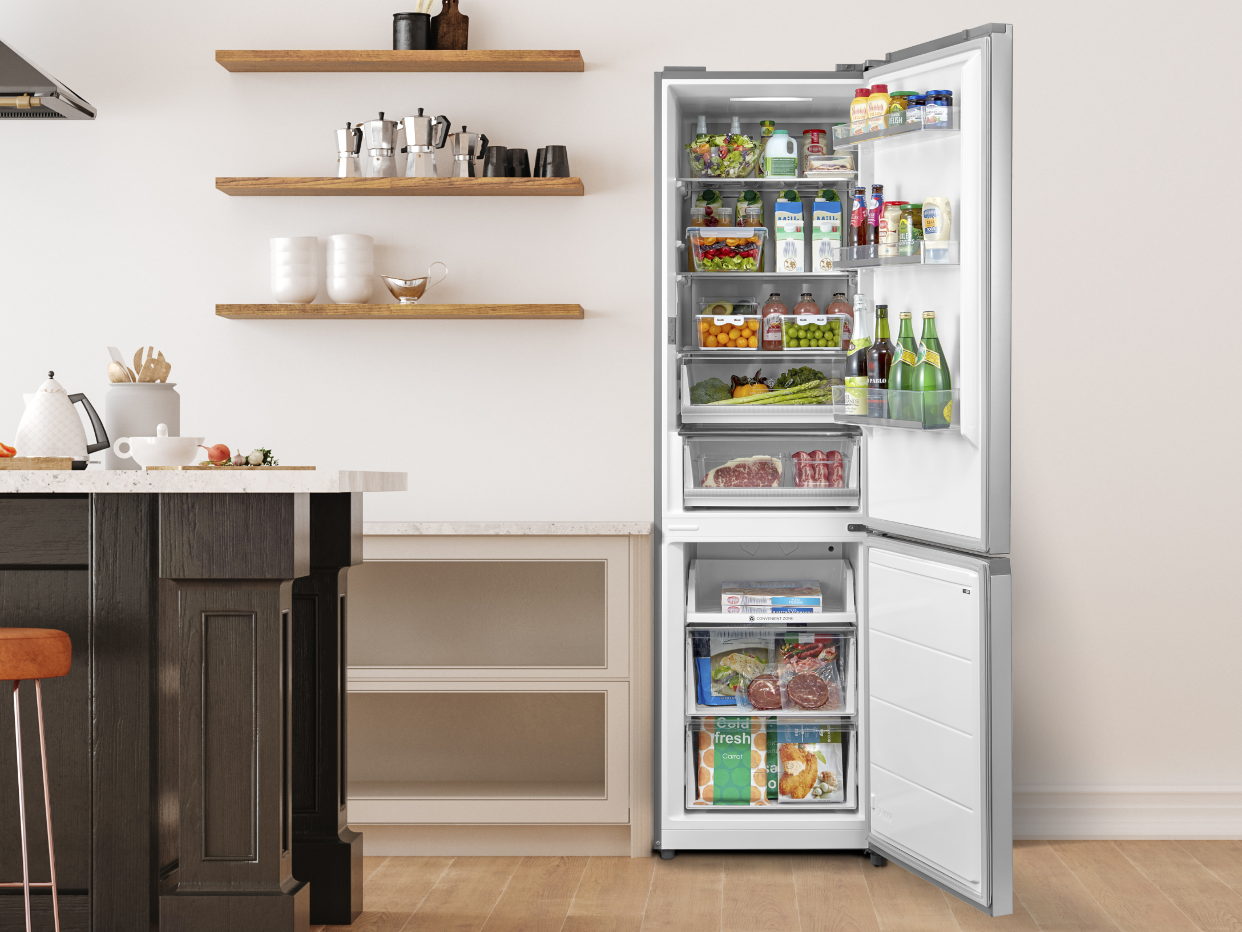 Offener Kühlschrank mit Lebensmitteln in Schubladen und auf Regalen. Küchenkulisse.