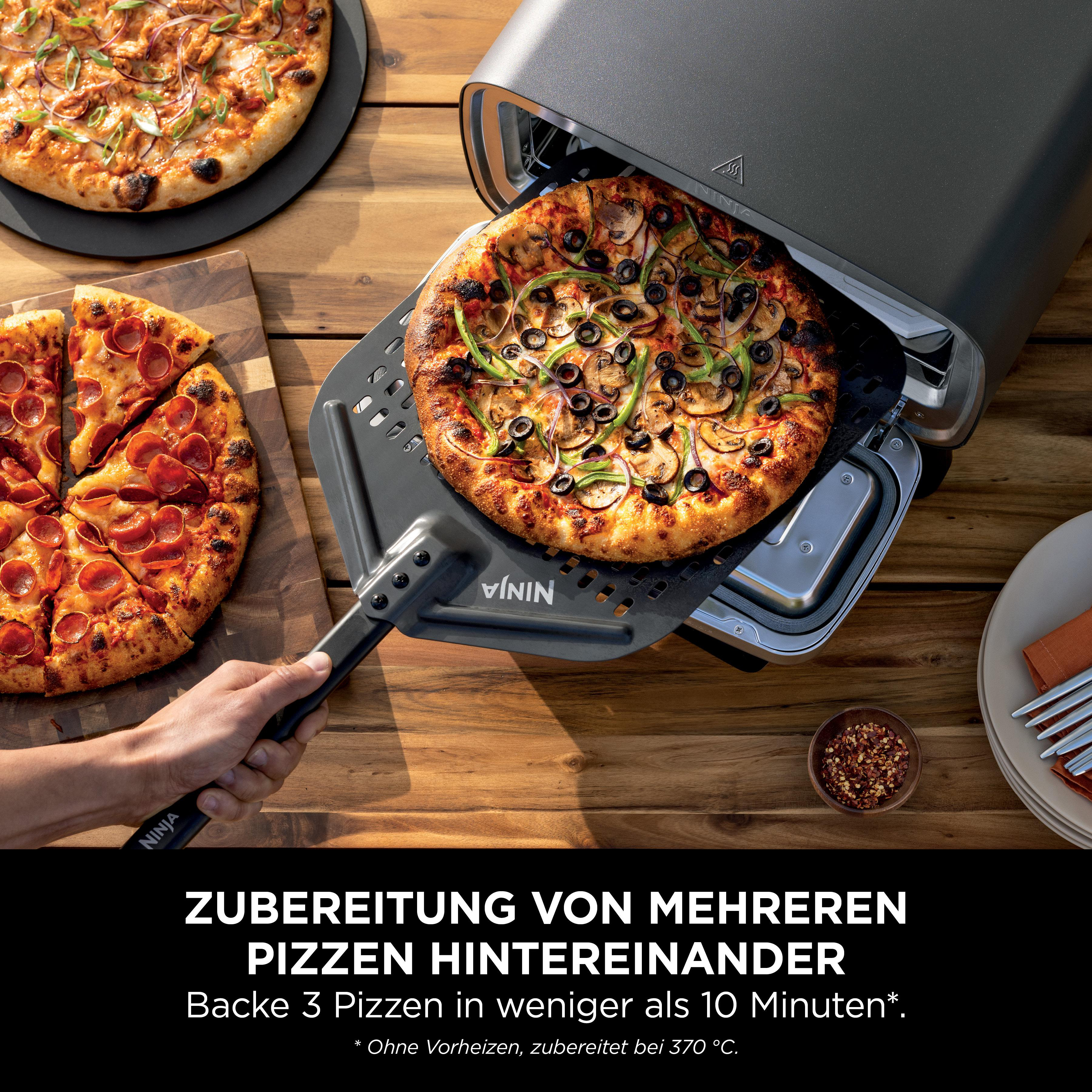 Pizzen auf Holztisch, eine im Pizzaofen, eine auf Steinplatte und eine geschnitten.
