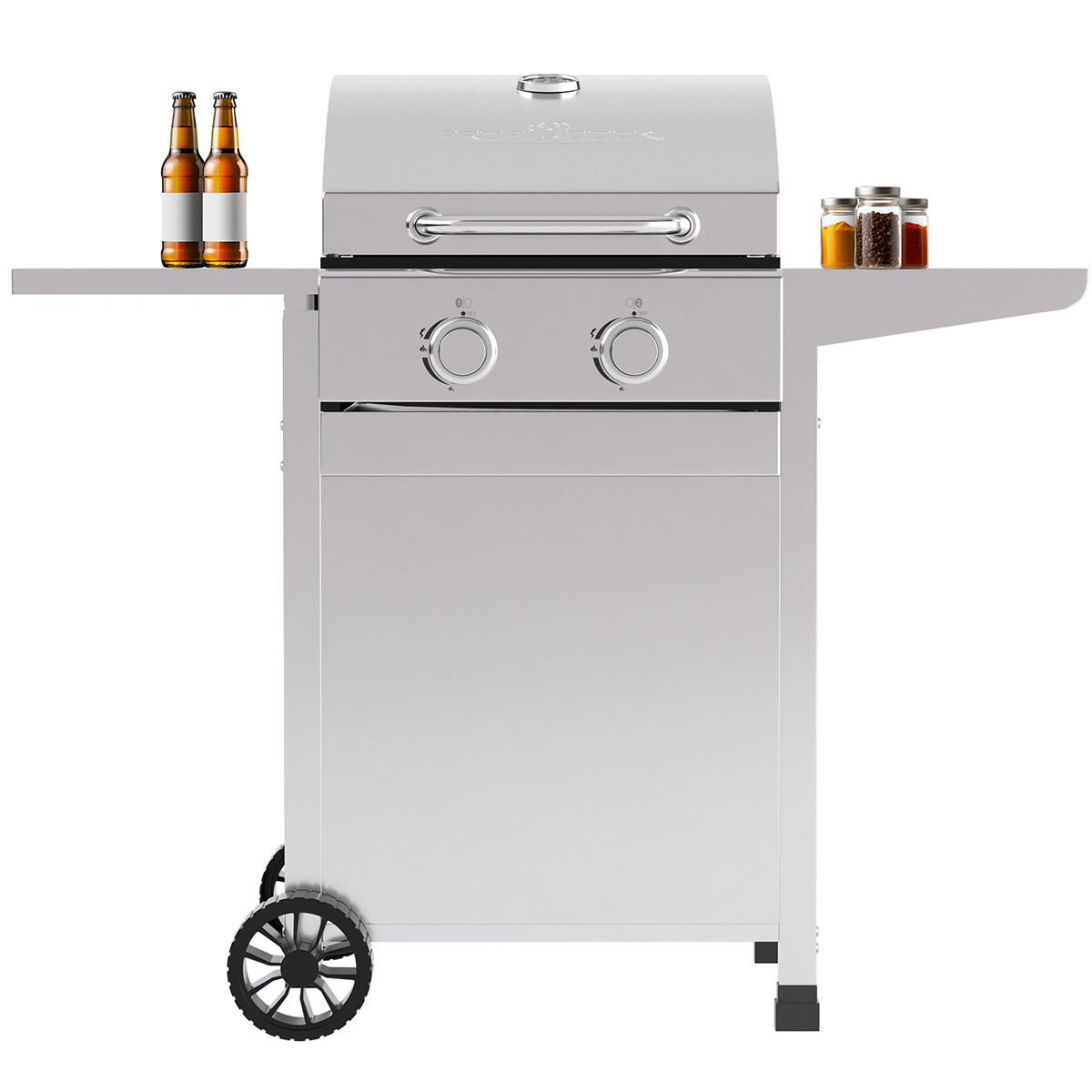 Ein Edelstahlgrill mit zwei Bierflaschen und Gewürzgläsern auf weißem Hintergrund.