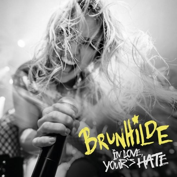 Brunhilde-Albumcover. Eine Frau singt in ein Mikrofon. Der Titel ist gelb.