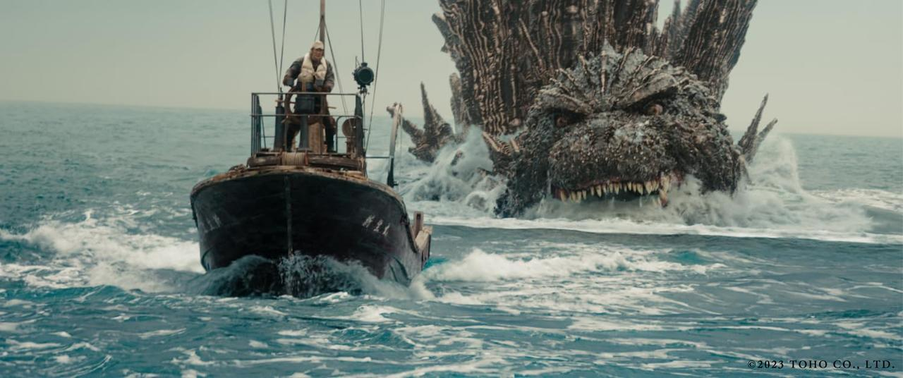 Godzilla taucht aus dem Wasser auf, Boot im Vordergrund.