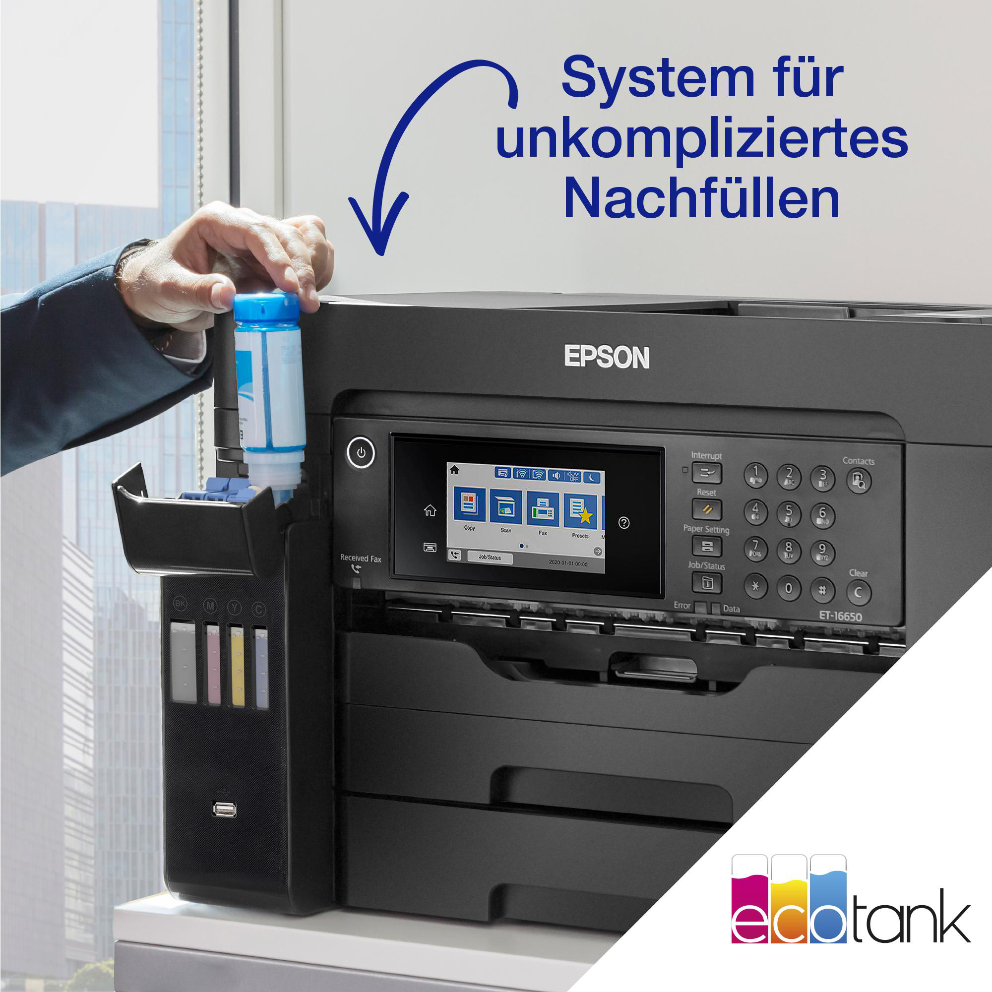 Eine Person füllt Drucker-Tinte nach. Der Drucker hat einen Touchscreen. Die Marke ist Epson.