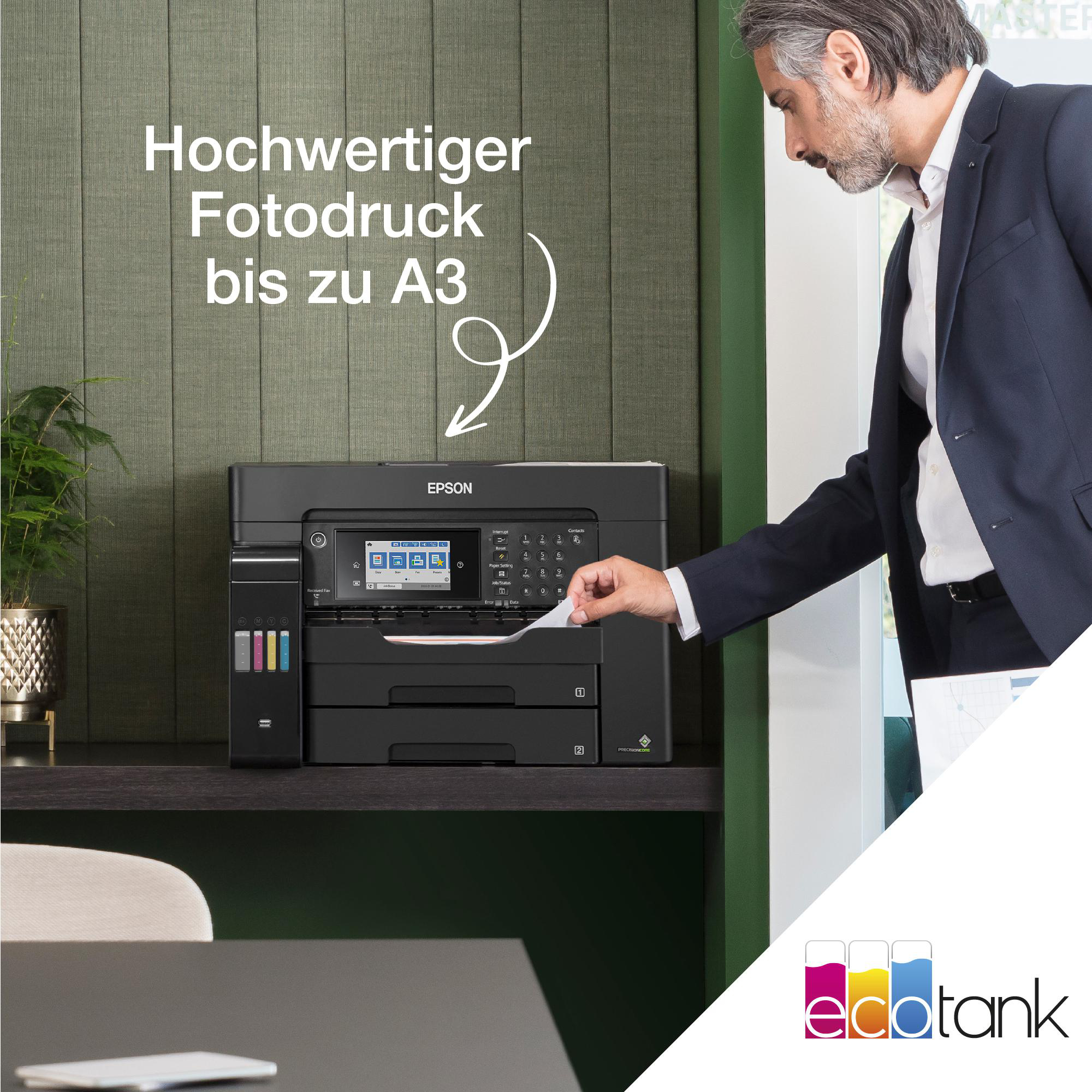 Mann betrachtet Drucker, Text oben: Hochwertiger Fotodruck bis zu A3.