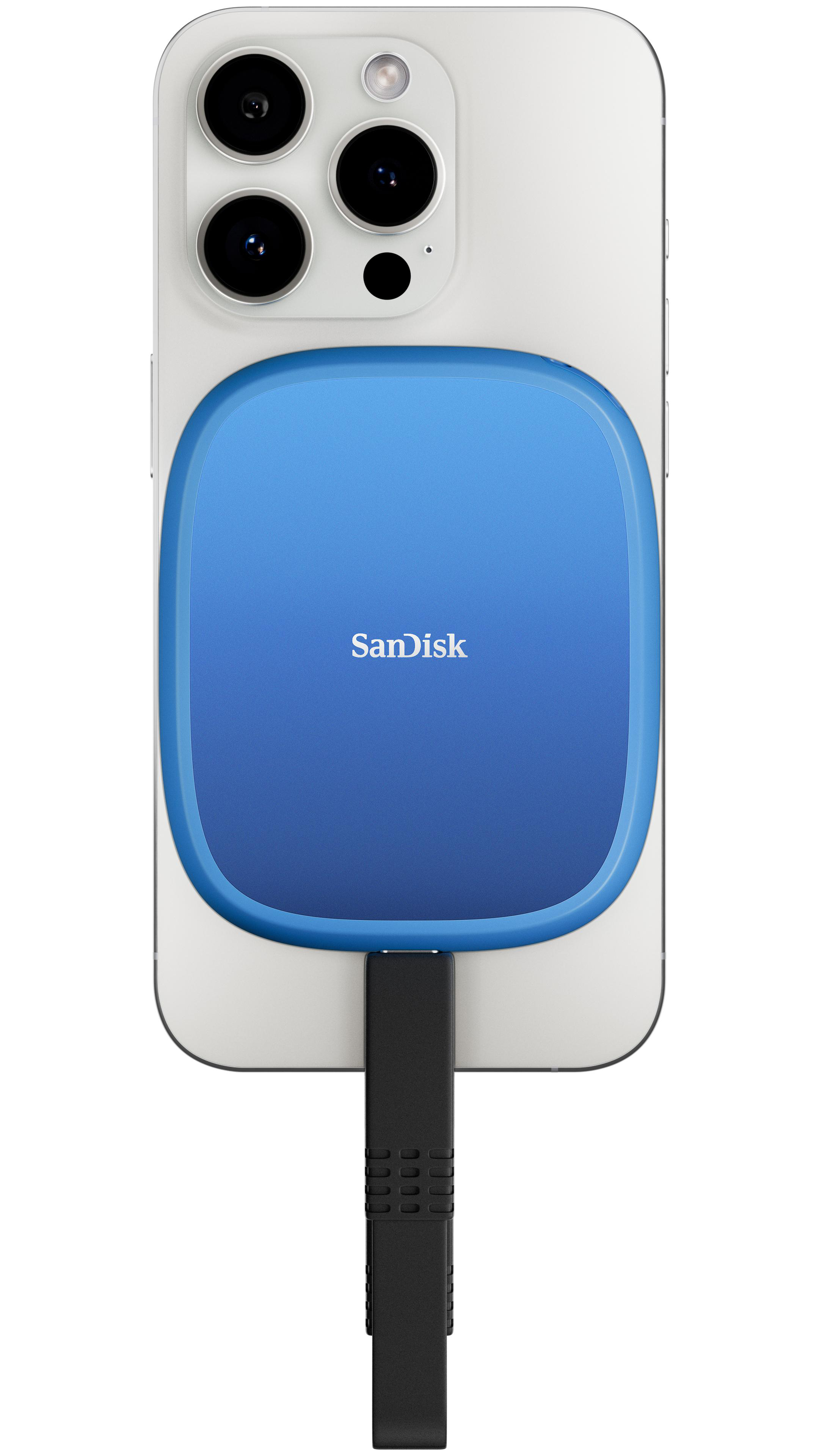 Weißes Telefon mit einer blauen SanDisk-Karte, die über einen schwarzen Adapter angeschlossen ist.