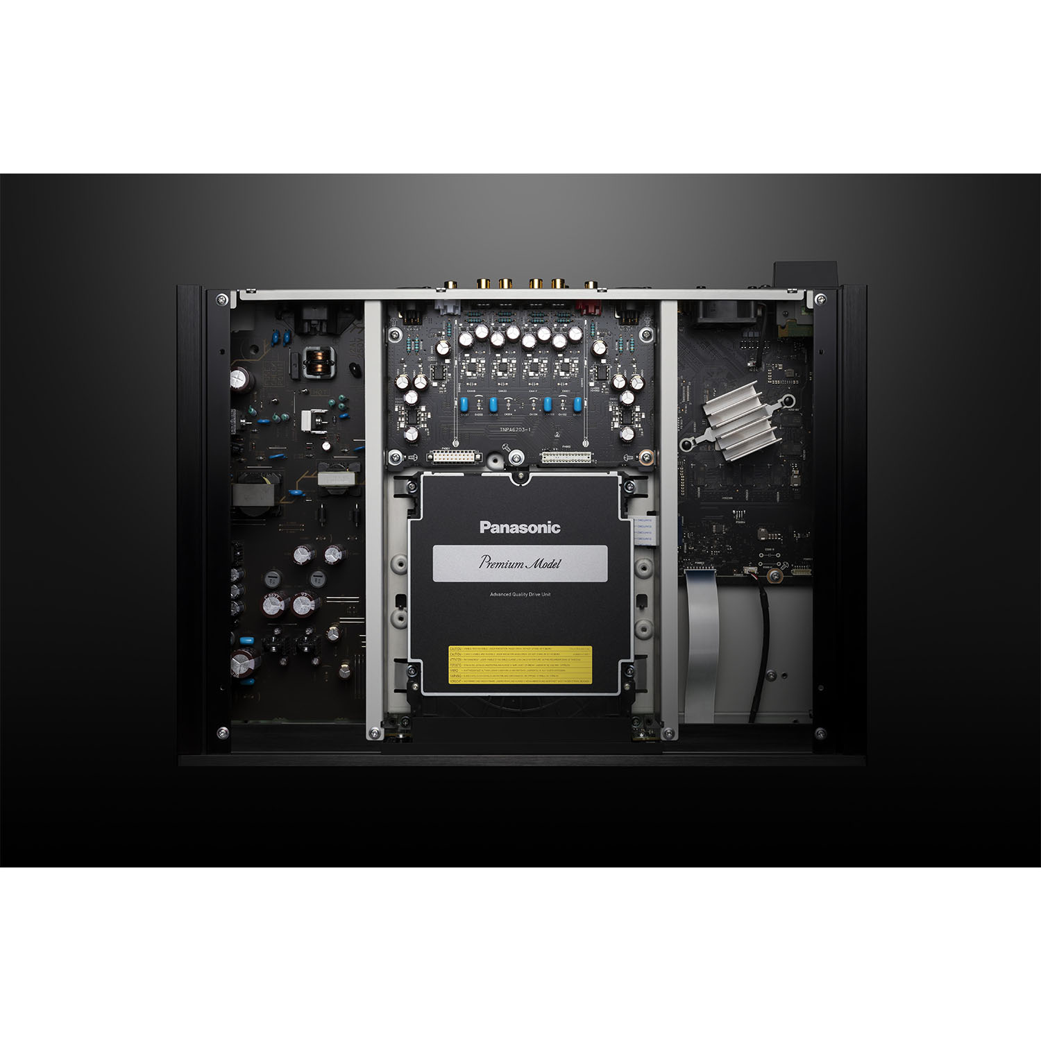 Componenti interni di un dispositivo elettronico nero, che mostrano circuiti stampati e componenti.