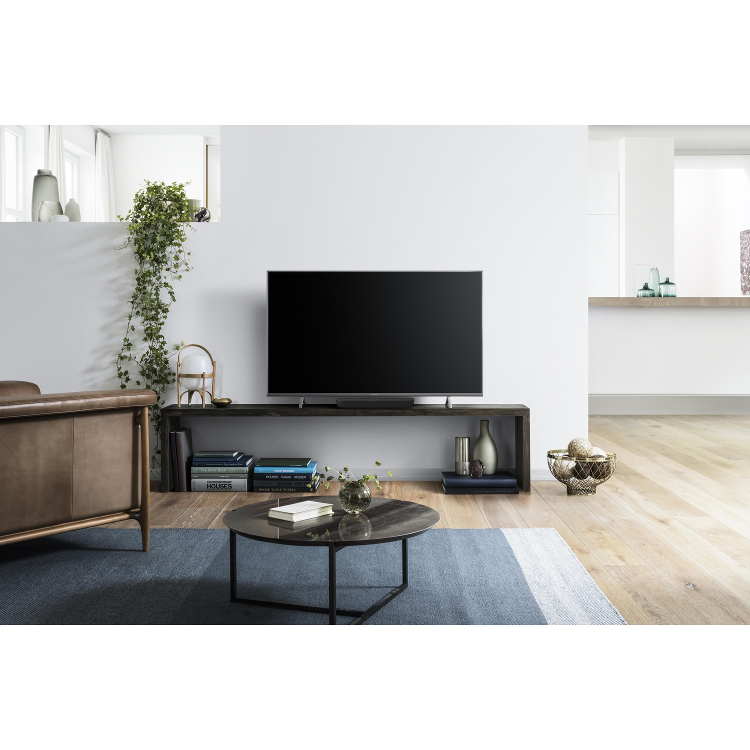 Un soggiorno con una TV e un tavolo.