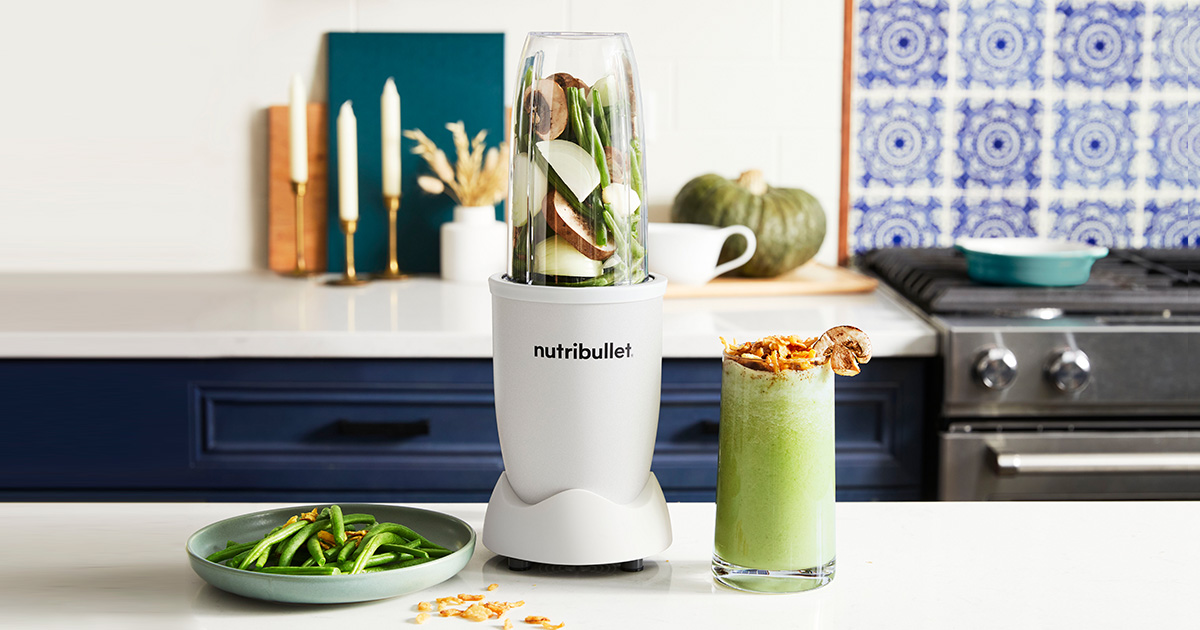 Nutribullet turmixgép hozzávalókkal, smoothie-val és zöldbabbal.