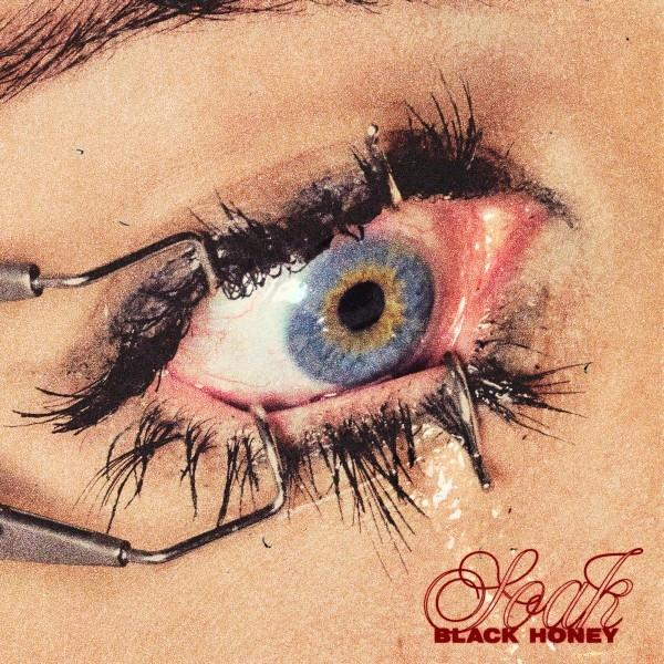 Nahaufnahme eines Auges, das mit medizinischen Instrumenten untersucht wird. Auge hat blaue Iris und rote Blutgefäße.