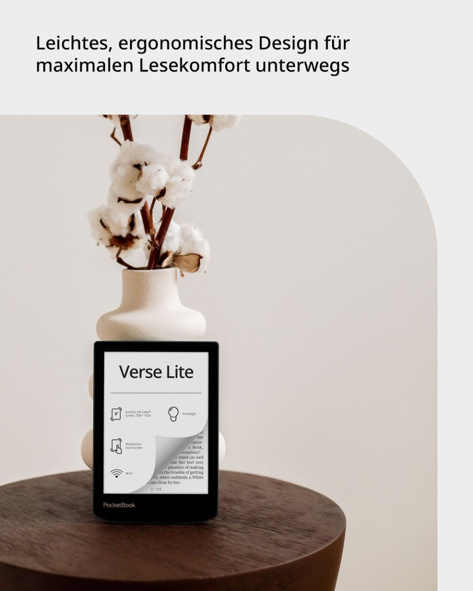 Ein E-Reader auf einer Holzoberfläche, mit einer Vase mit Baumwollstielen und Text.