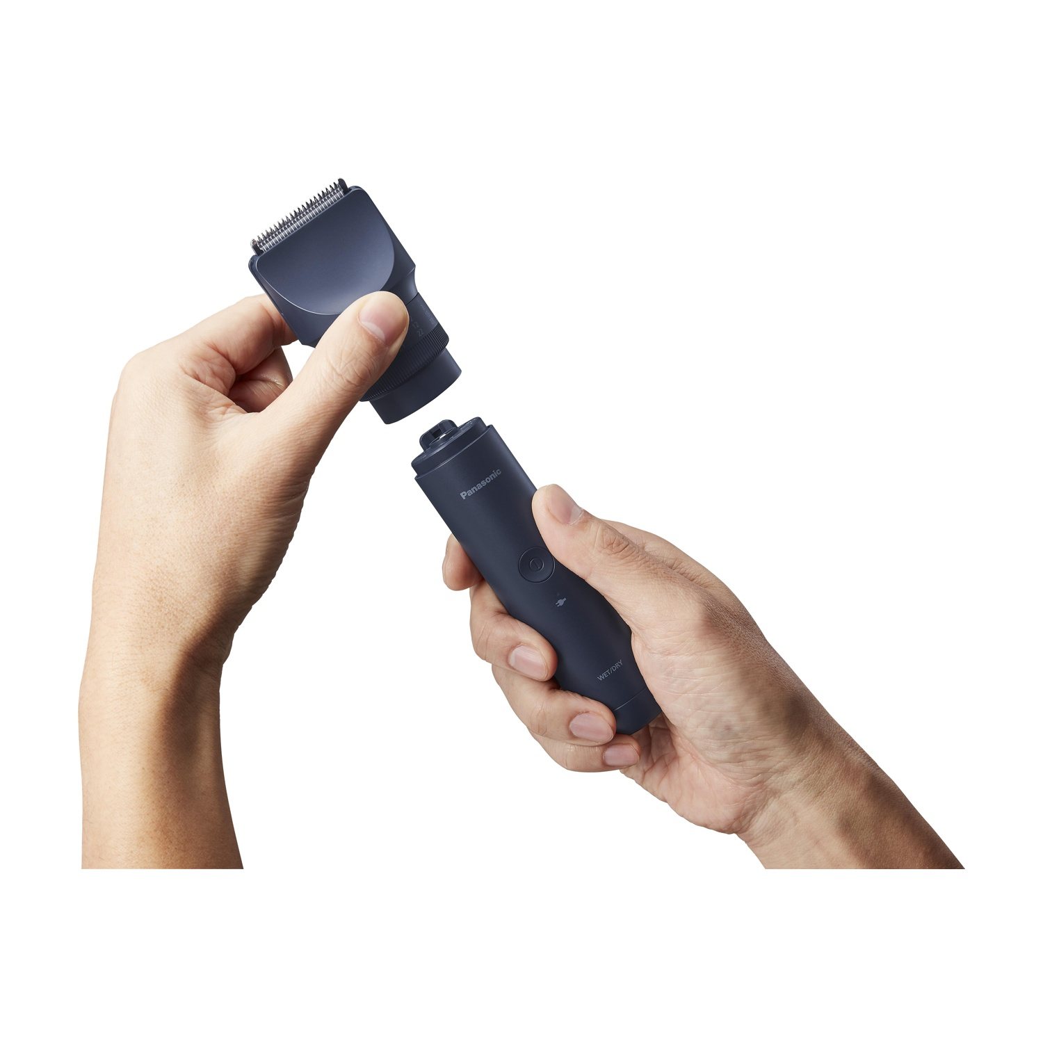 Mani che assemblano un trimmer Panasonic blu scuro con accessorio e manico.