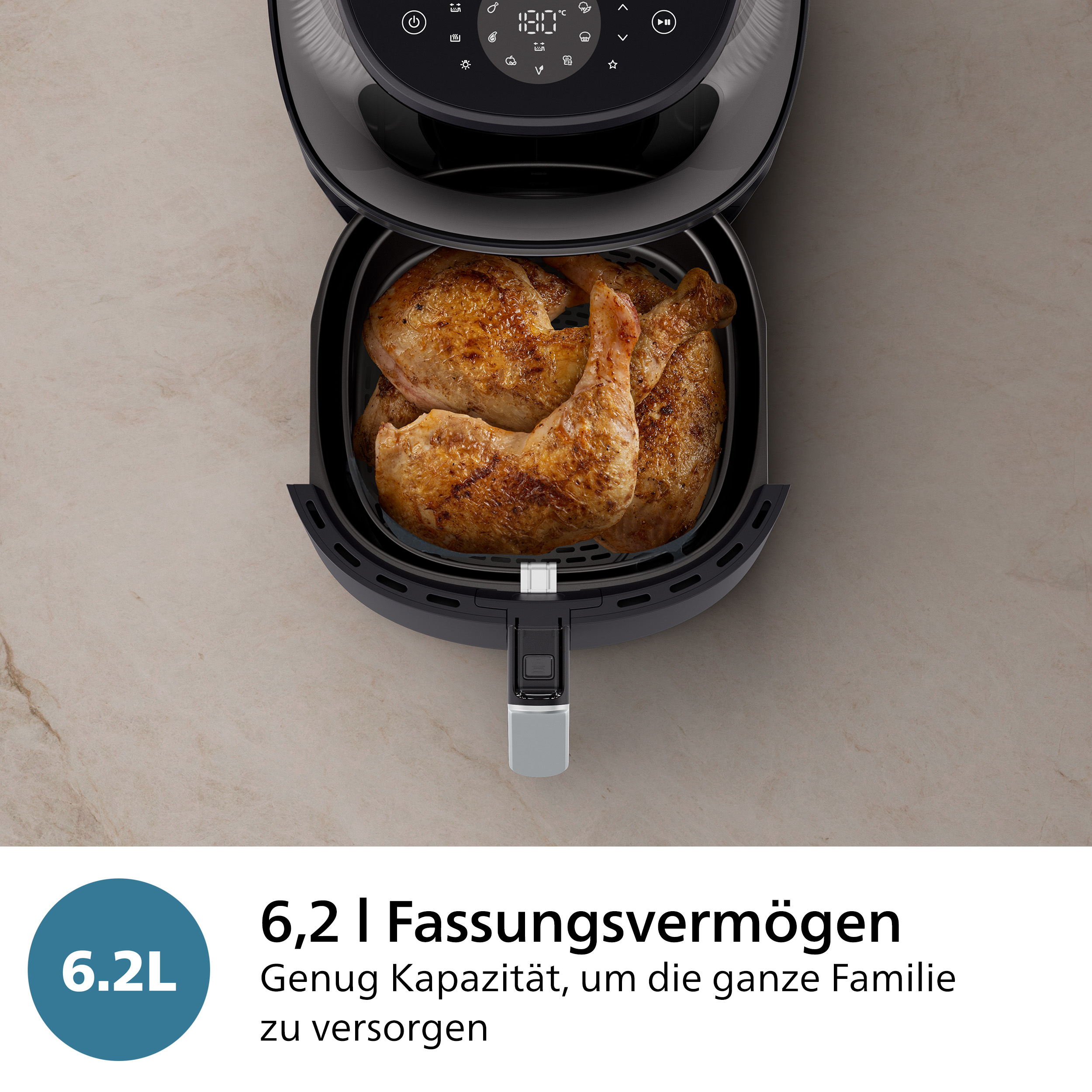 Une friteuse à air avec du poulet frit à l'intérieur. Texte: Capacité 6.2L, pour toute la famille.