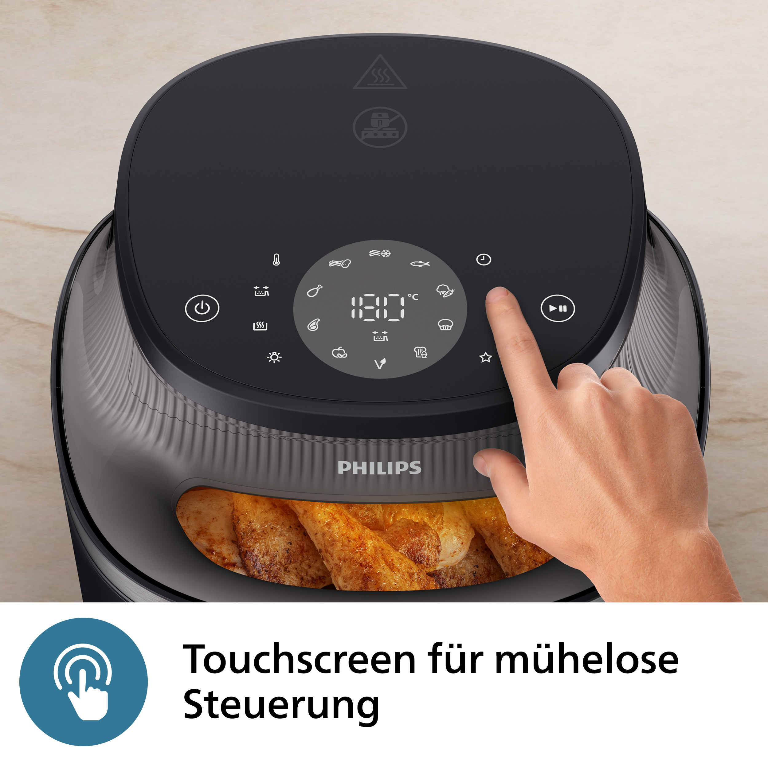 Une main touche le panneau de commande à écran tactile de la friteuse à air.