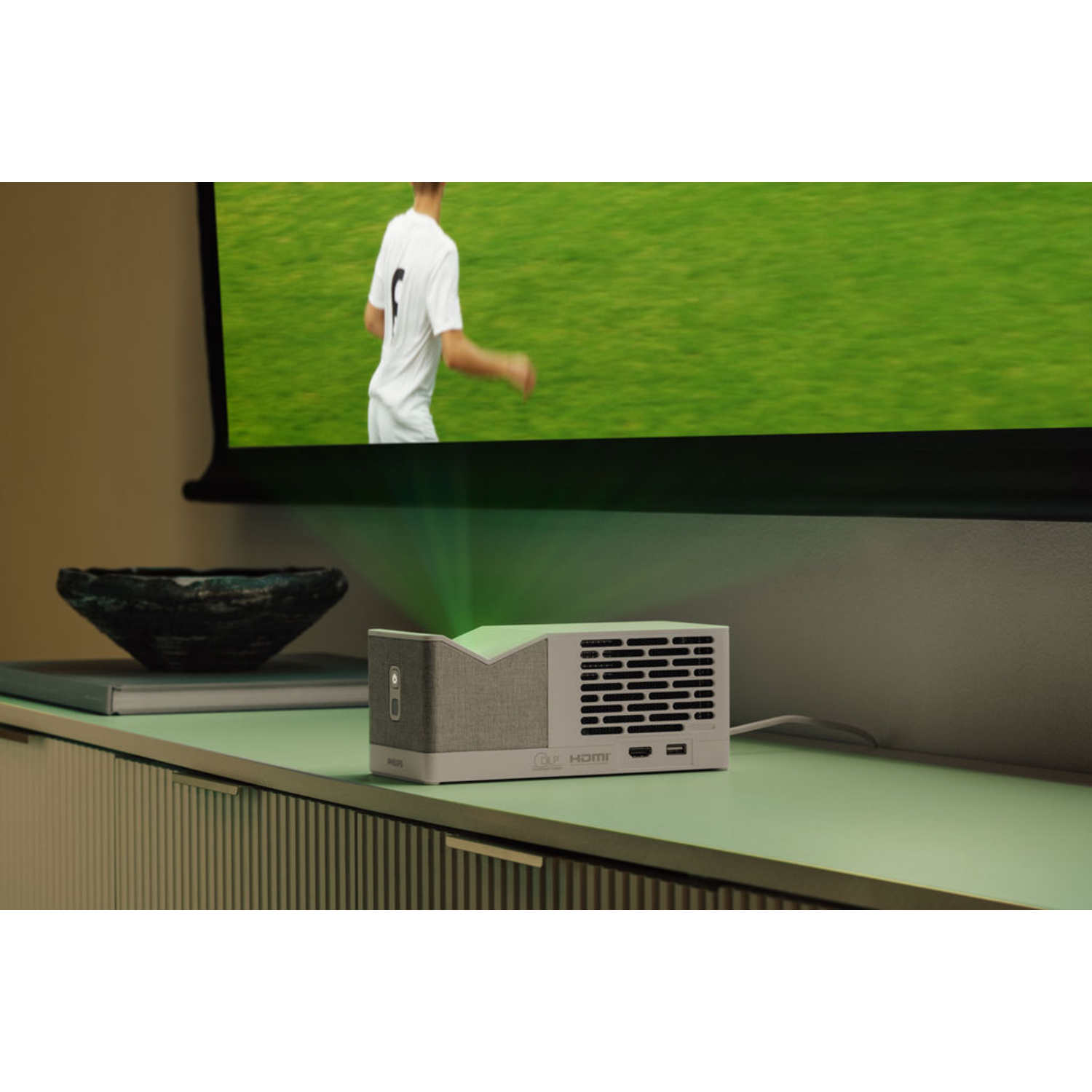 Vue latérale d'un moniteur d'ordinateur noir avec un support, sur fond noir.