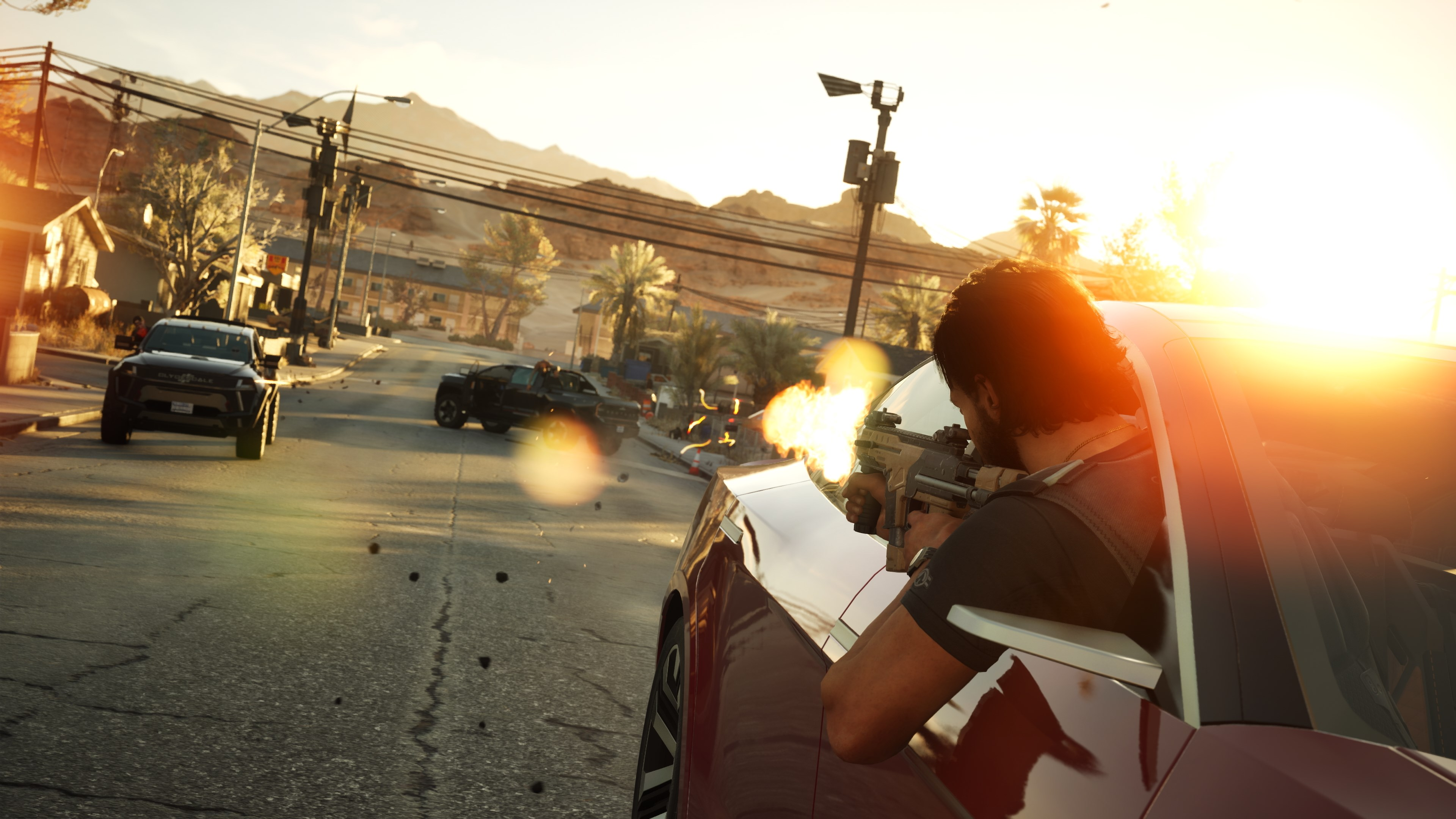 Ein Mann schießt mit einem Gewehr aus einem Auto, mit sonnigem Hintergrund.