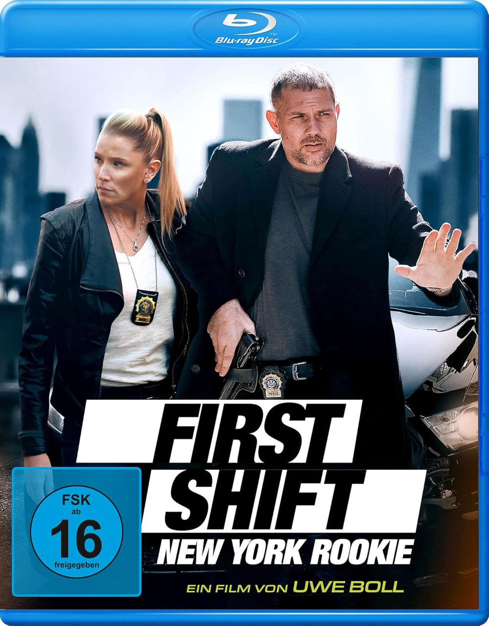 Zwei Polizisten stehen vor einem Auto. Mann mit Waffe, Frau mit Abzeichen. Titel: First Shift.