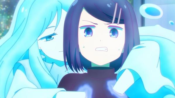 Zwei Mädchen im Anime-Stil, eines tröstet das andere, beide mit blauem Leuchten.