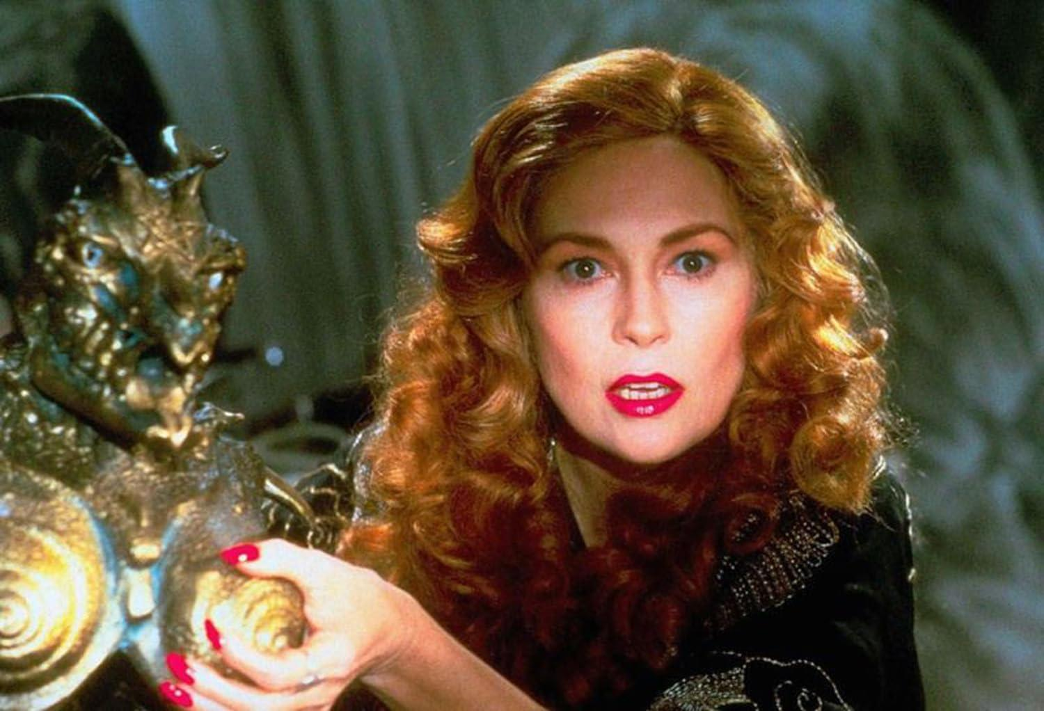 Eine Frau mit roten Haaren und einem goldenen Wesen mit Hörnern.