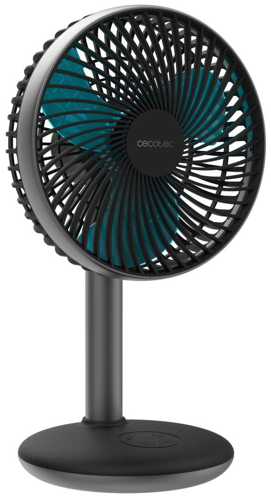 Egy fekete Cecotec asztali ventilátor türkiz lapátokkal. Kerek alapja és kör alakú ventilátorvédője van.