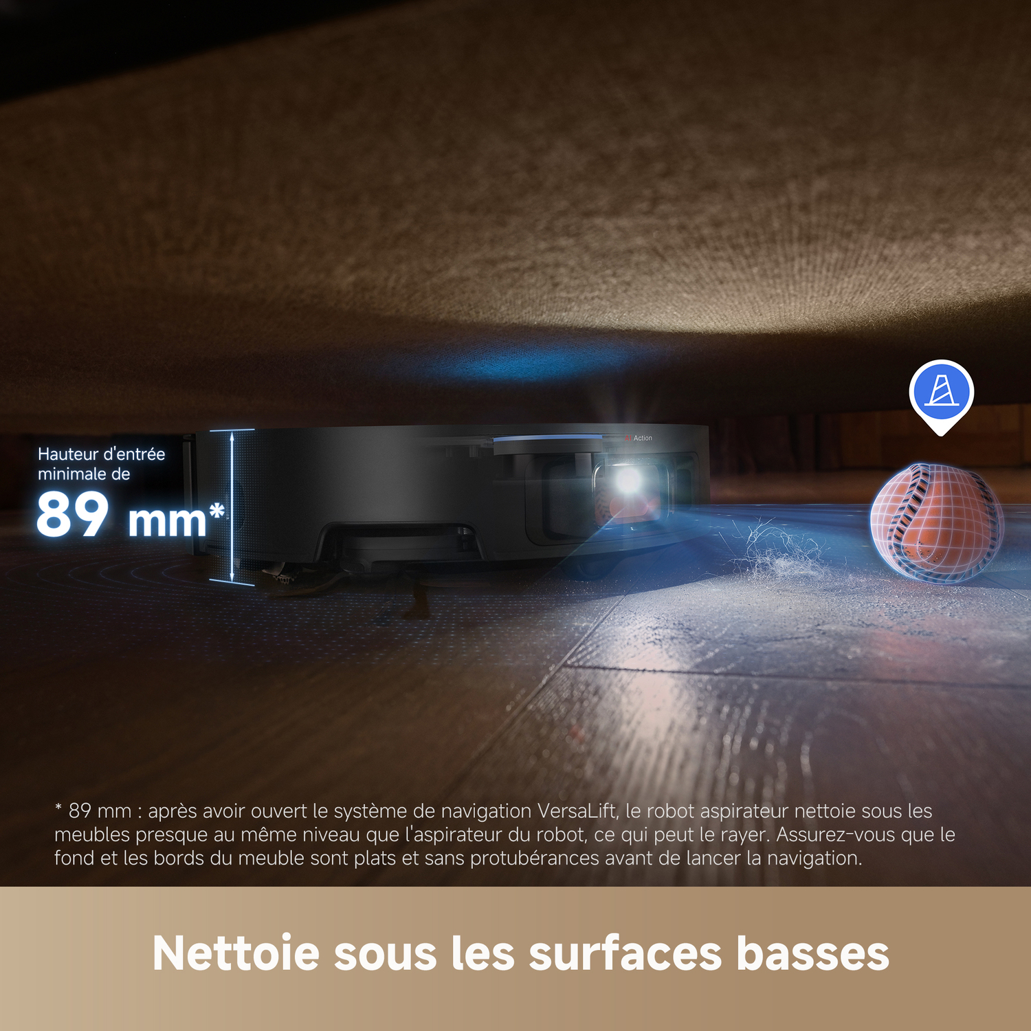 Un aspirateur robot noir sous un canapé. Texte: Nettoie sous les surfaces basses, hauteur 89 mm.