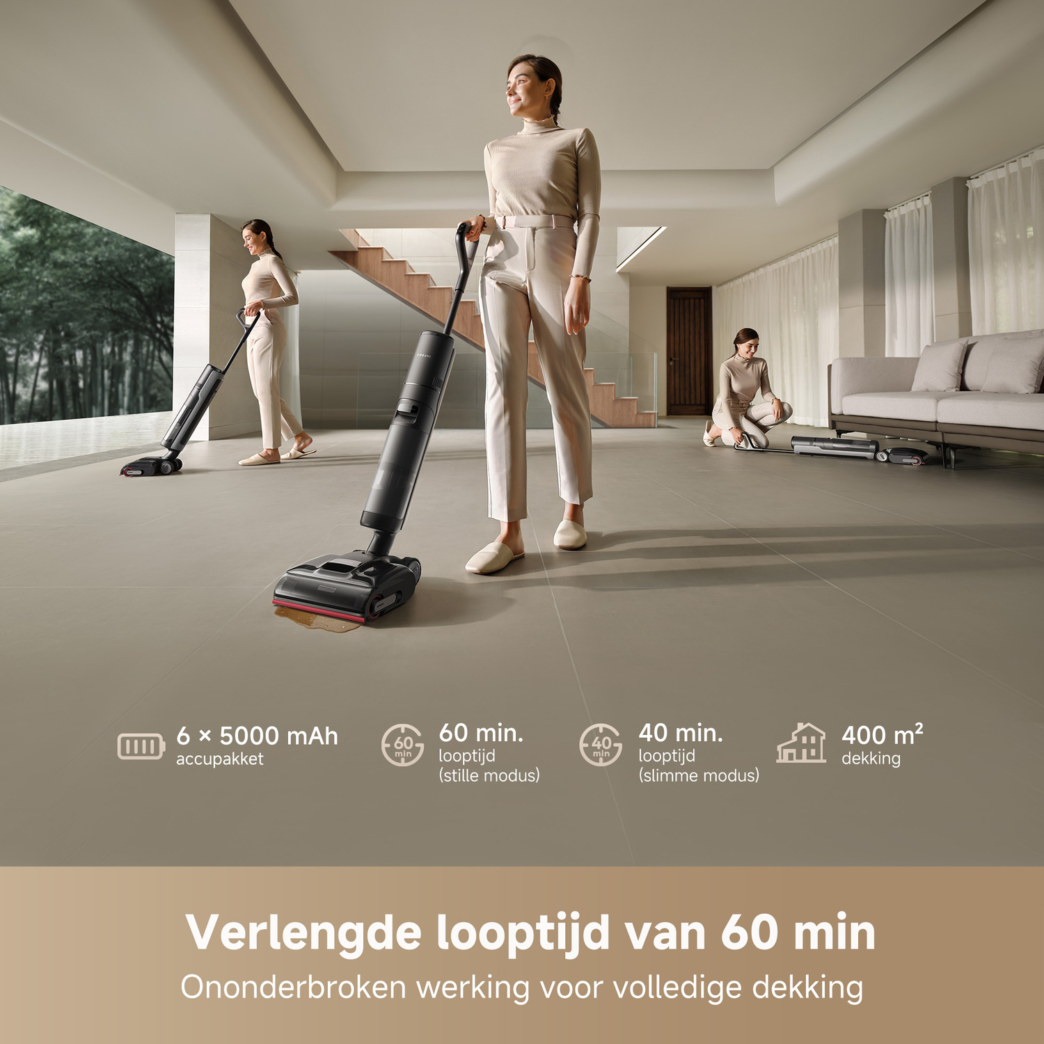 Drie personen in een kamer: één gebruikt een stofzuiger, een ander stofzuigt en één zit.