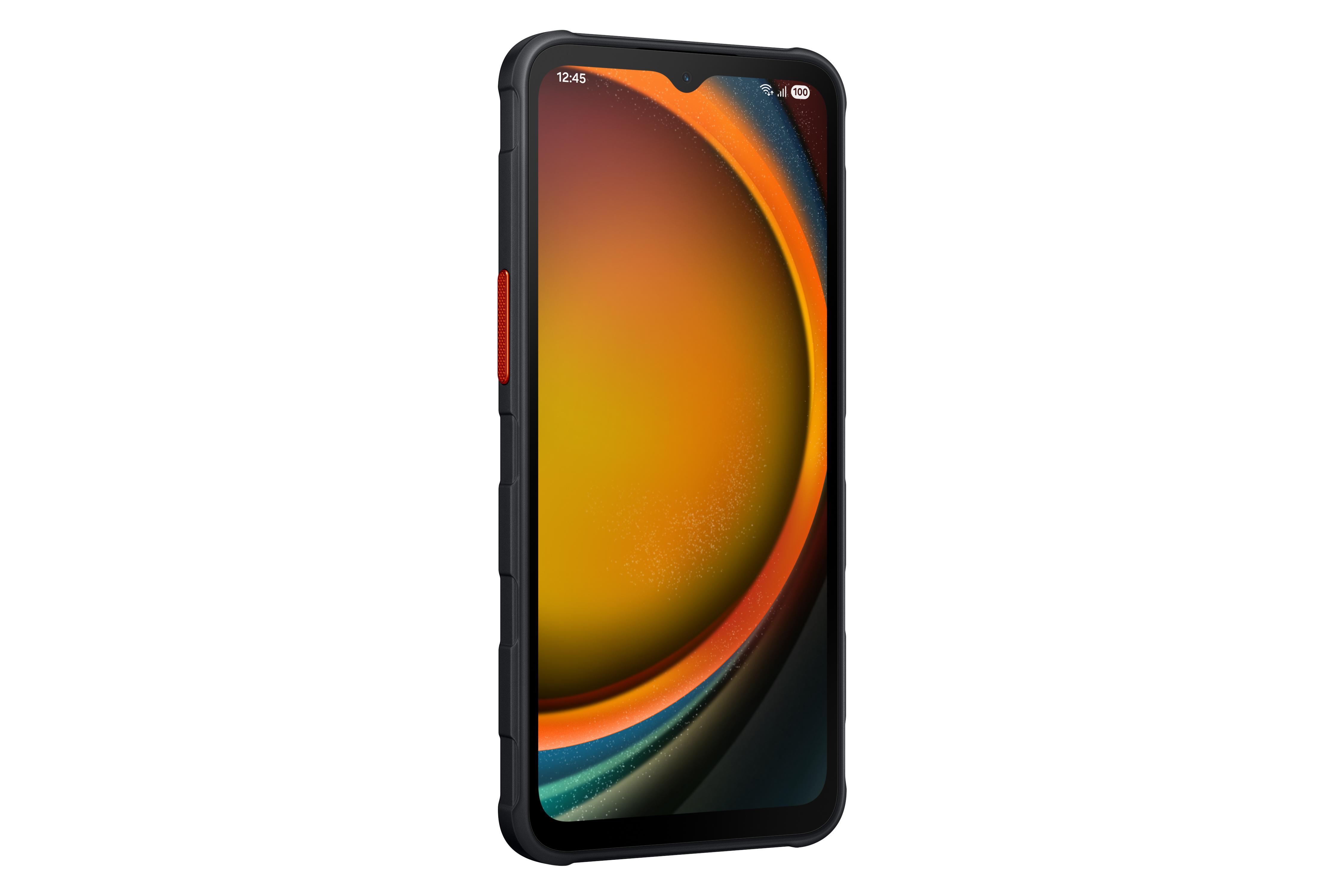 Ein schwarzes Smartphone mit einem orange-gelben Muster auf dem Bildschirm. Das Telefon ist isoliert.