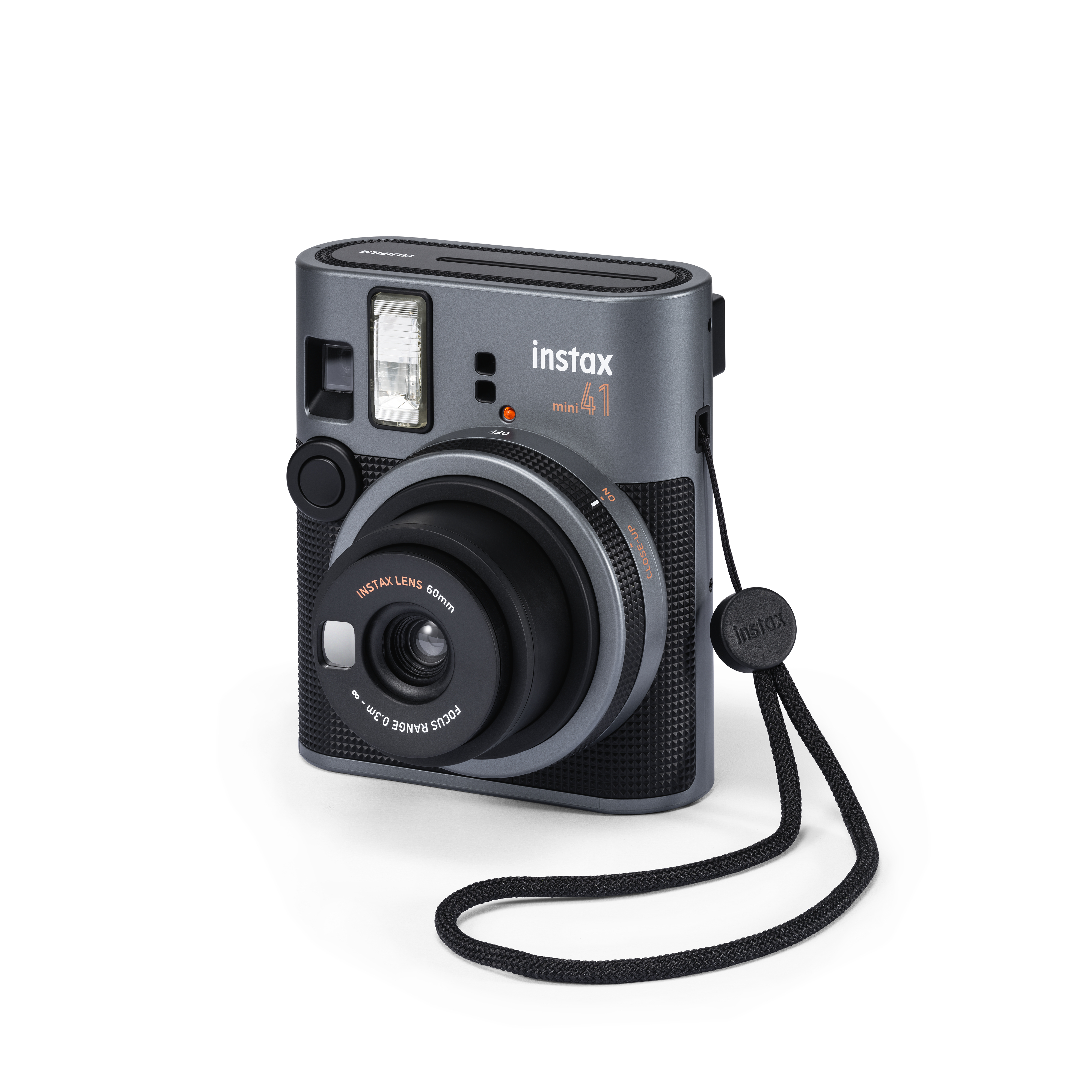 Graue Instax Mini 41 Kamera auf Weiß. Mit Objektiv, Blitz und schwarzem Riemen.