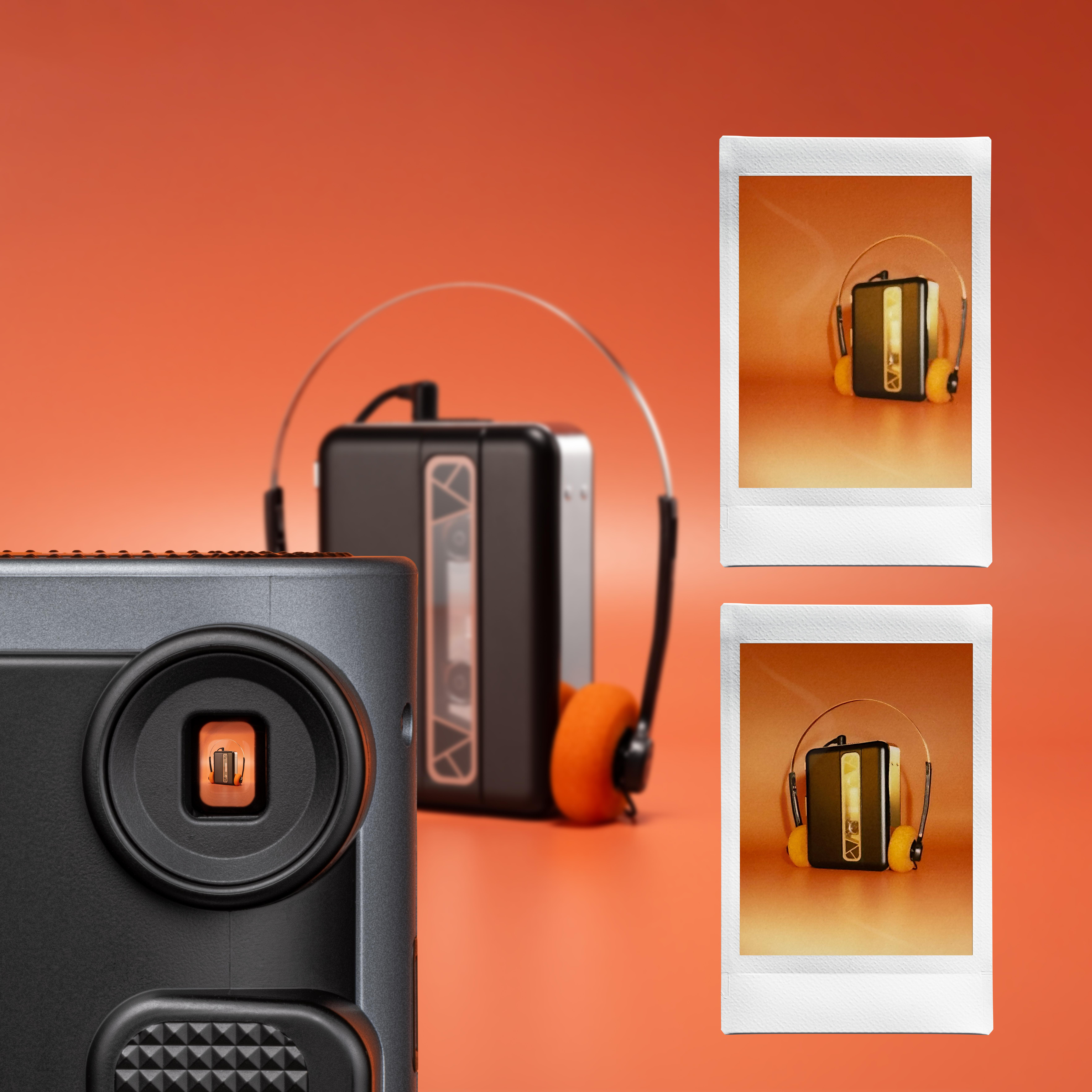 Eine Kamera mit einem Walkman und zwei Fotos im Polaroid-Stil vor orangefarbenem Hintergrund.