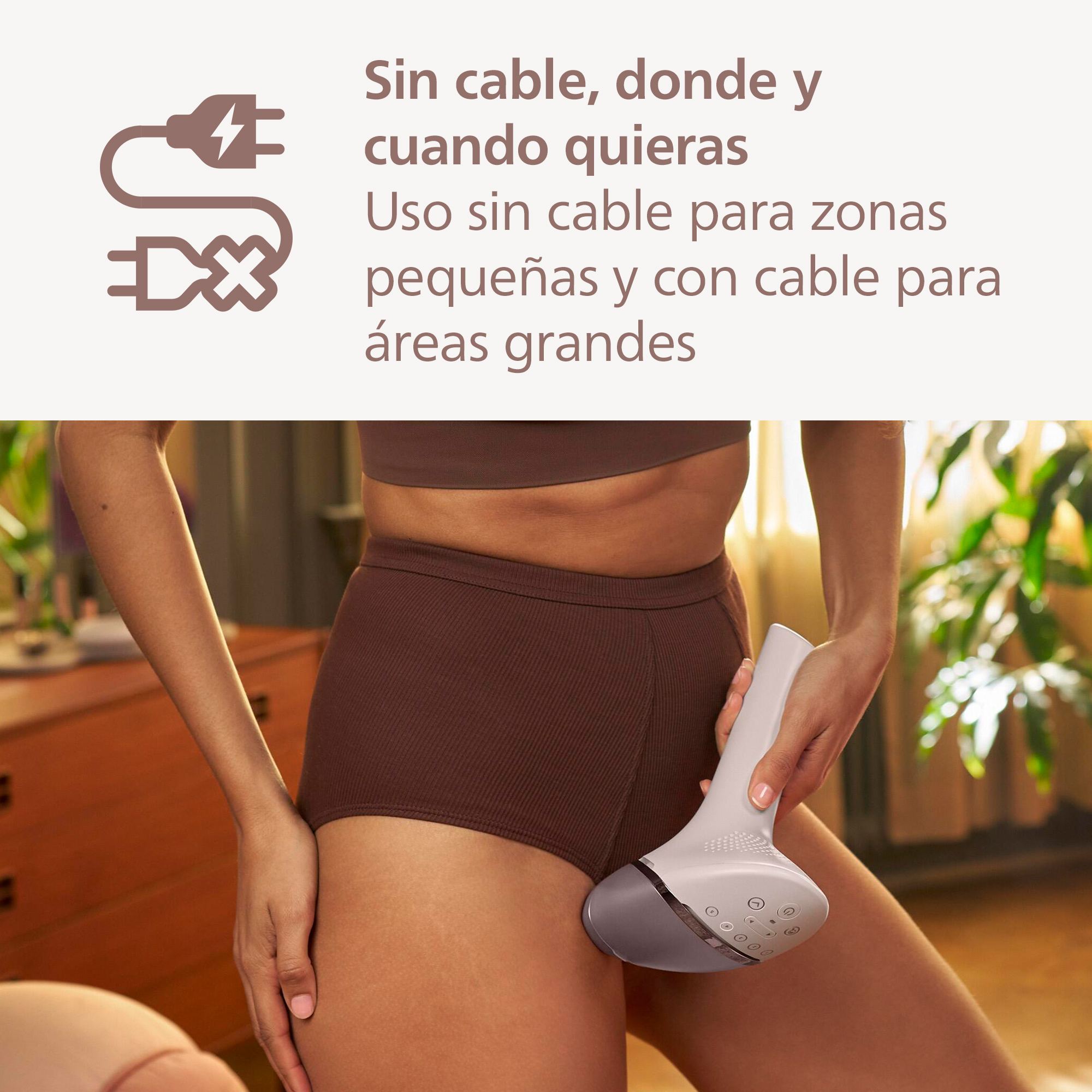 Mujer con un atuendo marrón usando un dispositivo blanco en su muslo.