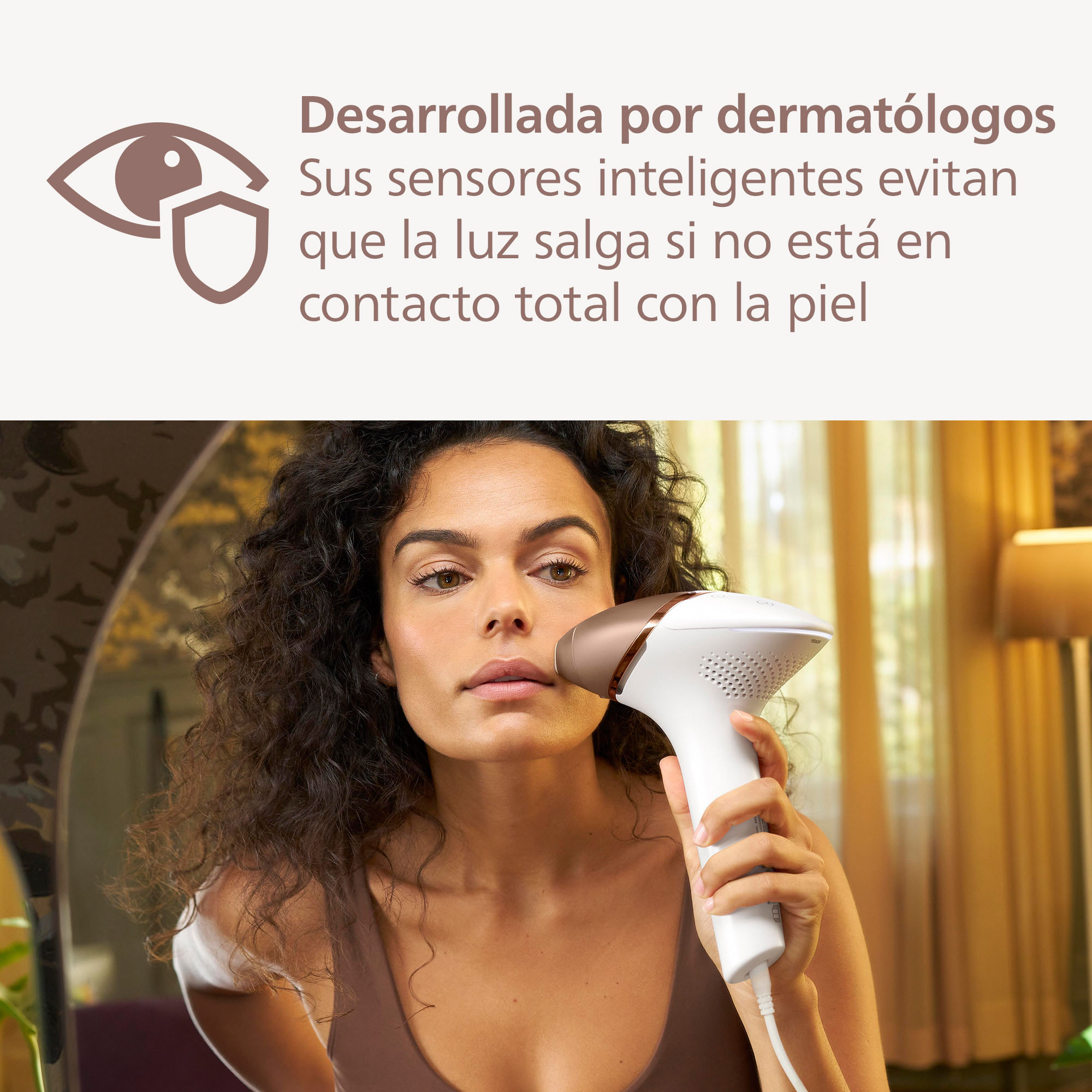 Mujer con depiladora blanca, espejo detrás.