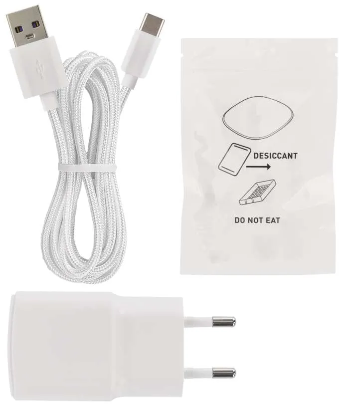 Fehér USB kábel, töltő és egy szárítószer tasak utasításokkal fehér háttéren.