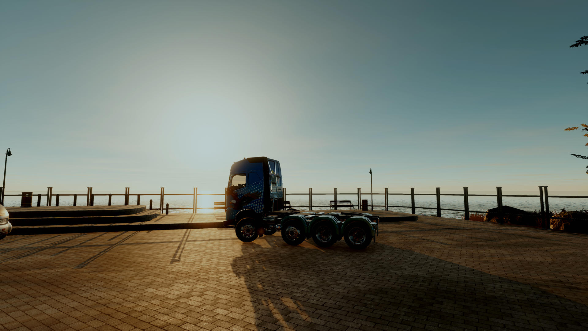 Ein Sattelzug auf einem Backsteinpier, mit Sonnenuntergang im Hintergrund.
