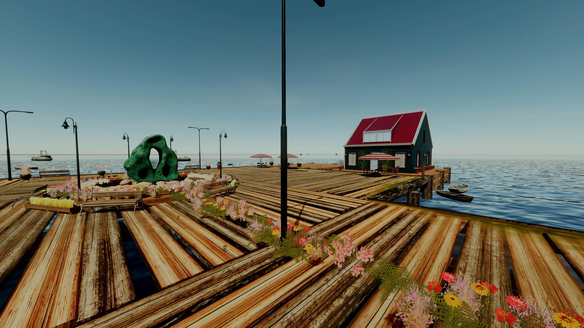 Ein Holzsteg mit Haus, Blumen und Booten auf dem Wasser.