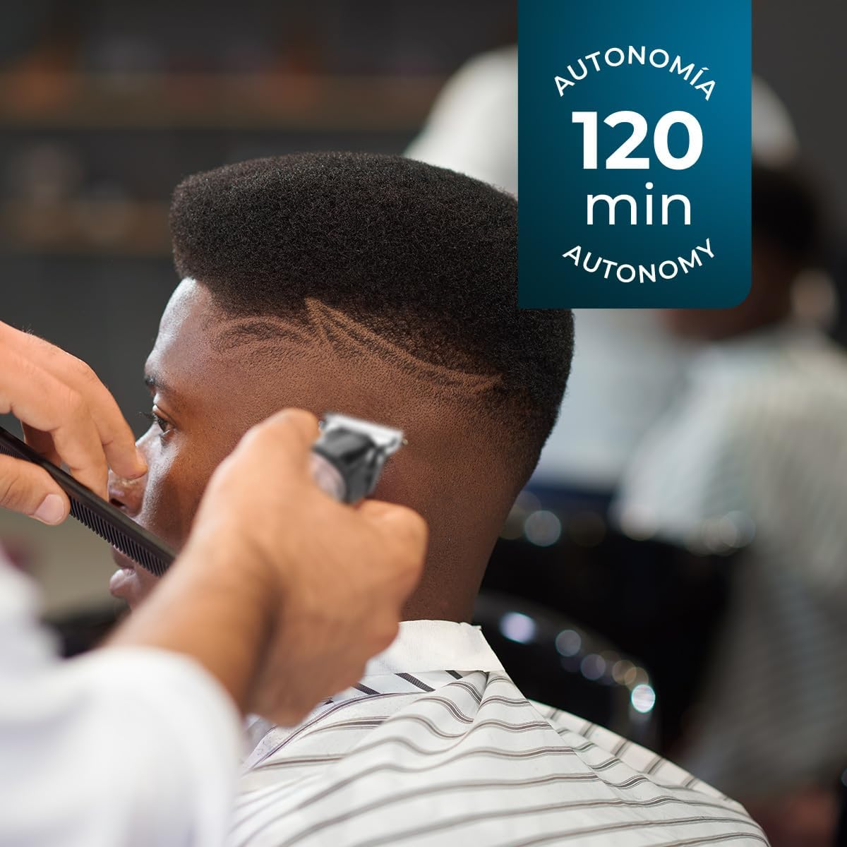 Un barbero corta el pelo de un hombre. Un letrero dice 120 min autonomía en el fondo.
