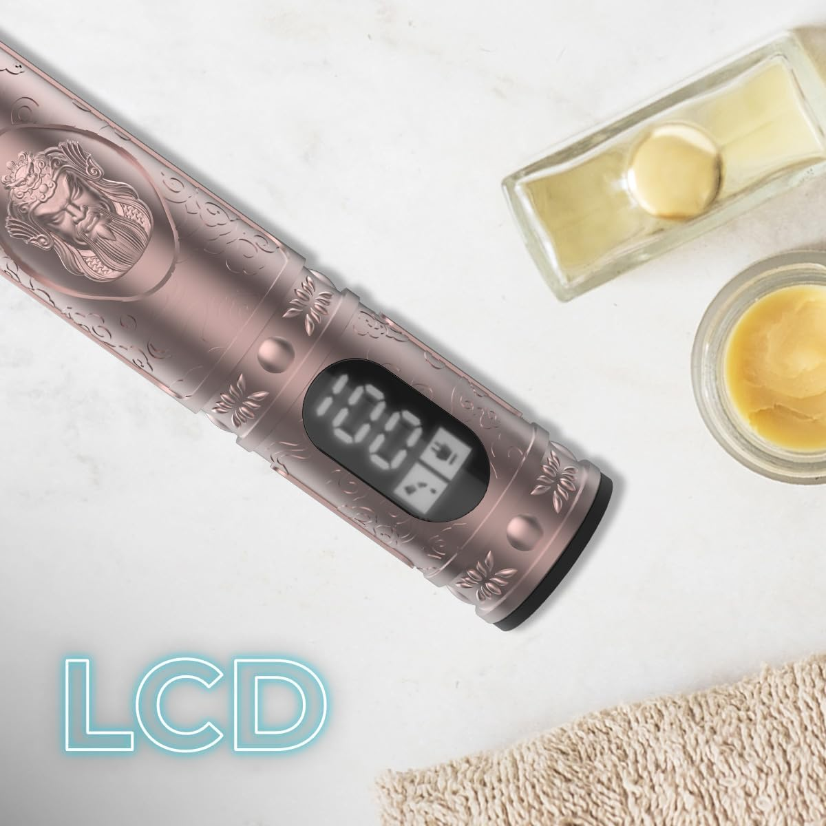 Afeitadora eléctrica oro rosa con pantalla LCD y accesorios sobre una superficie blanca.