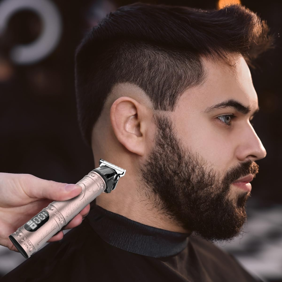 Un hombre recortando su barba con una recortadora, con un fondo borroso.