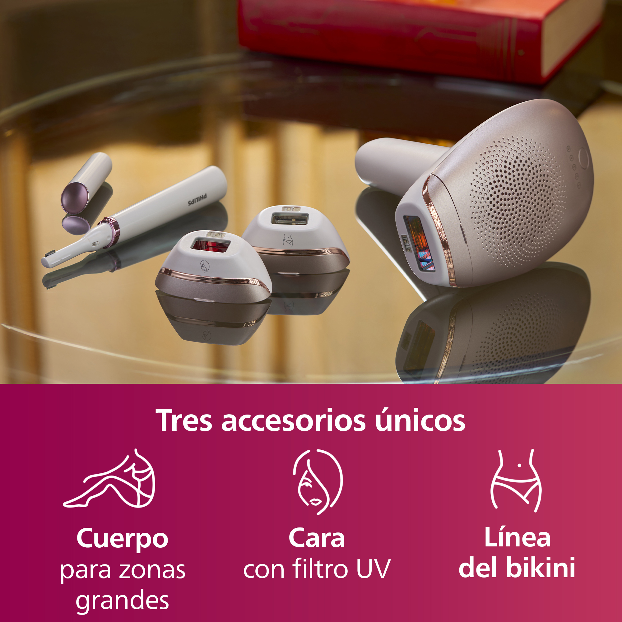 Conjunto de dispositivos de belleza con tres componentes e iconos relacionados, sobre una superficie reflectante.